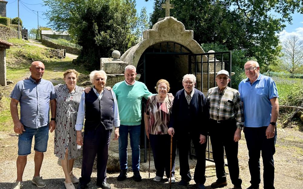 O Alcalde visita o Peto de Ánimas de Vilariño, acompañado do Párroco Don Teodomiro e de veciños da parroquia de Parada