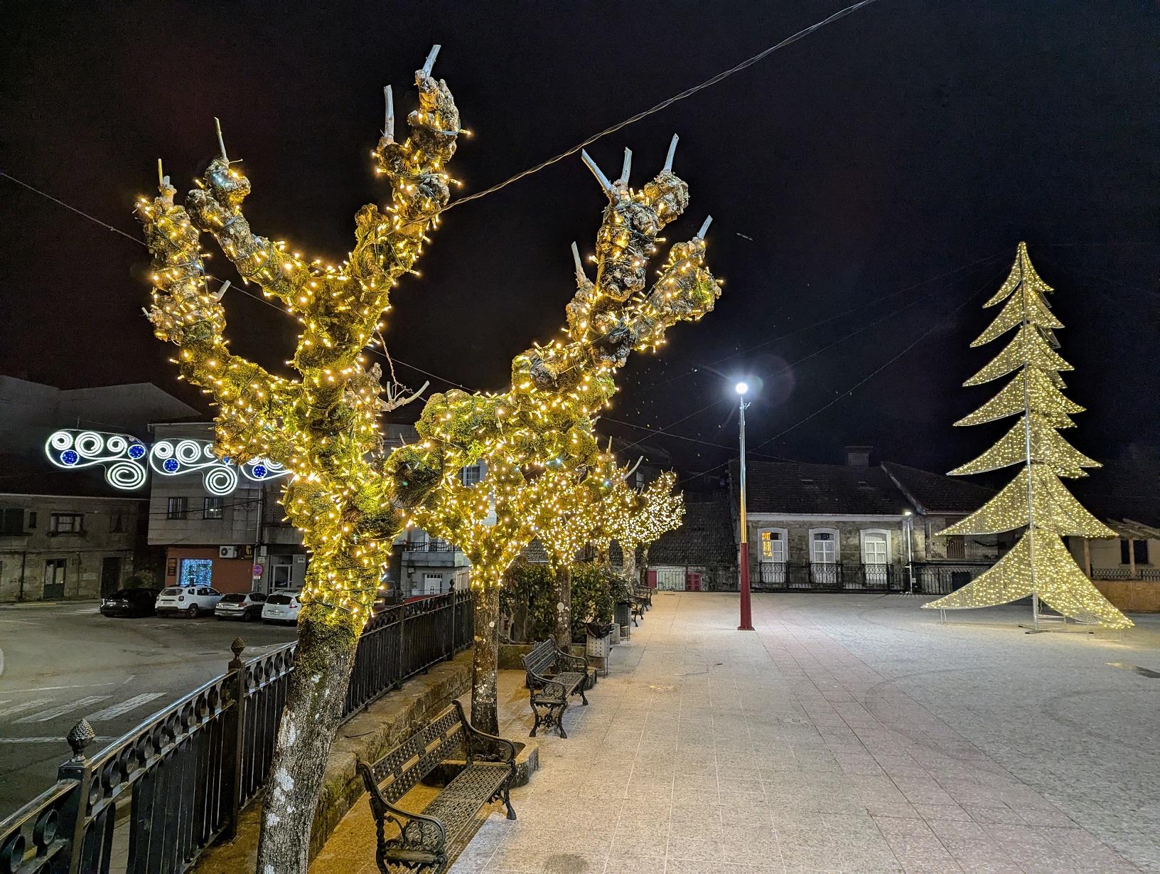 Presentamos a reportaxe das Luces da Cañiza neste Nadal 2024 & 2025Presentamos a reportaxe das Luces da Cañiza neste Nadal 2024 & 2025