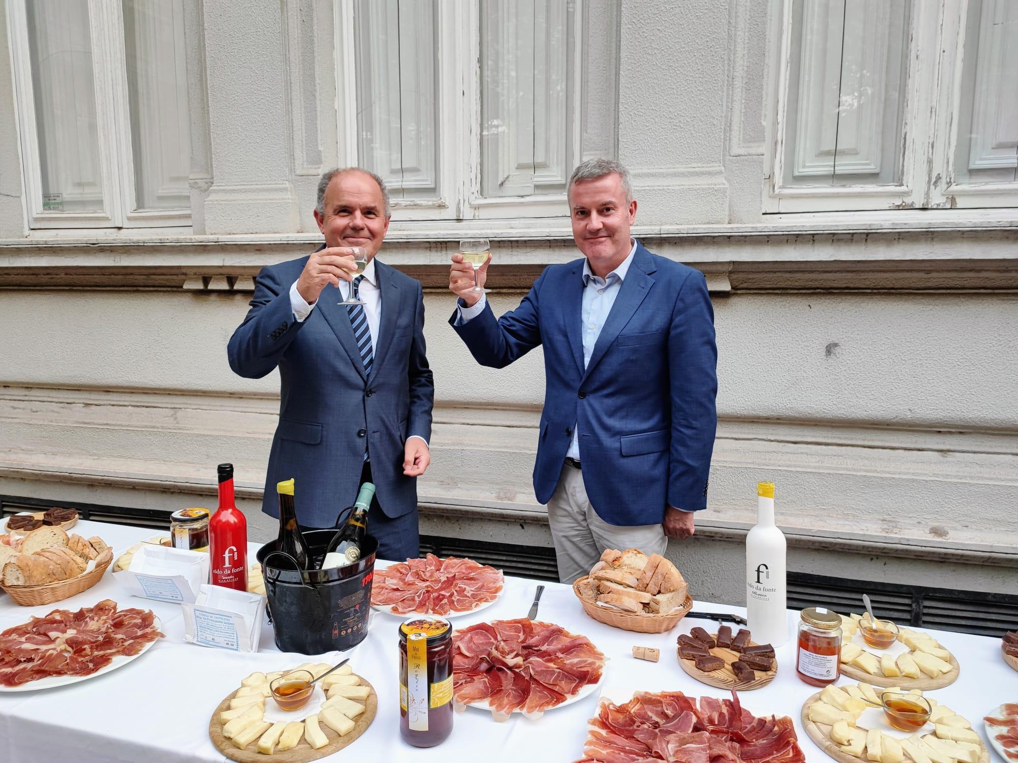 brindis entre o Alcalde da Cañiza Luis Piña e o Presidente do Centro Galego de Lisboa Jesus Luis Bescos