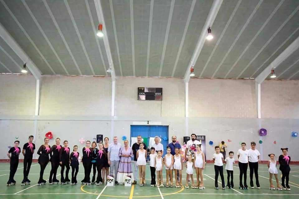 Foto de familia da Gala de Patinaxe celebrada este sábado na inauguracion da cuberta do pavillón de Valeixe