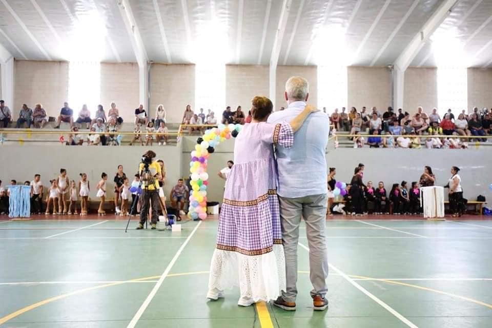 A Presidenta da Deputación Carmela Silva inaugurou este sabado as obras de reforma integral da cuberta do pavillón de Valeixe