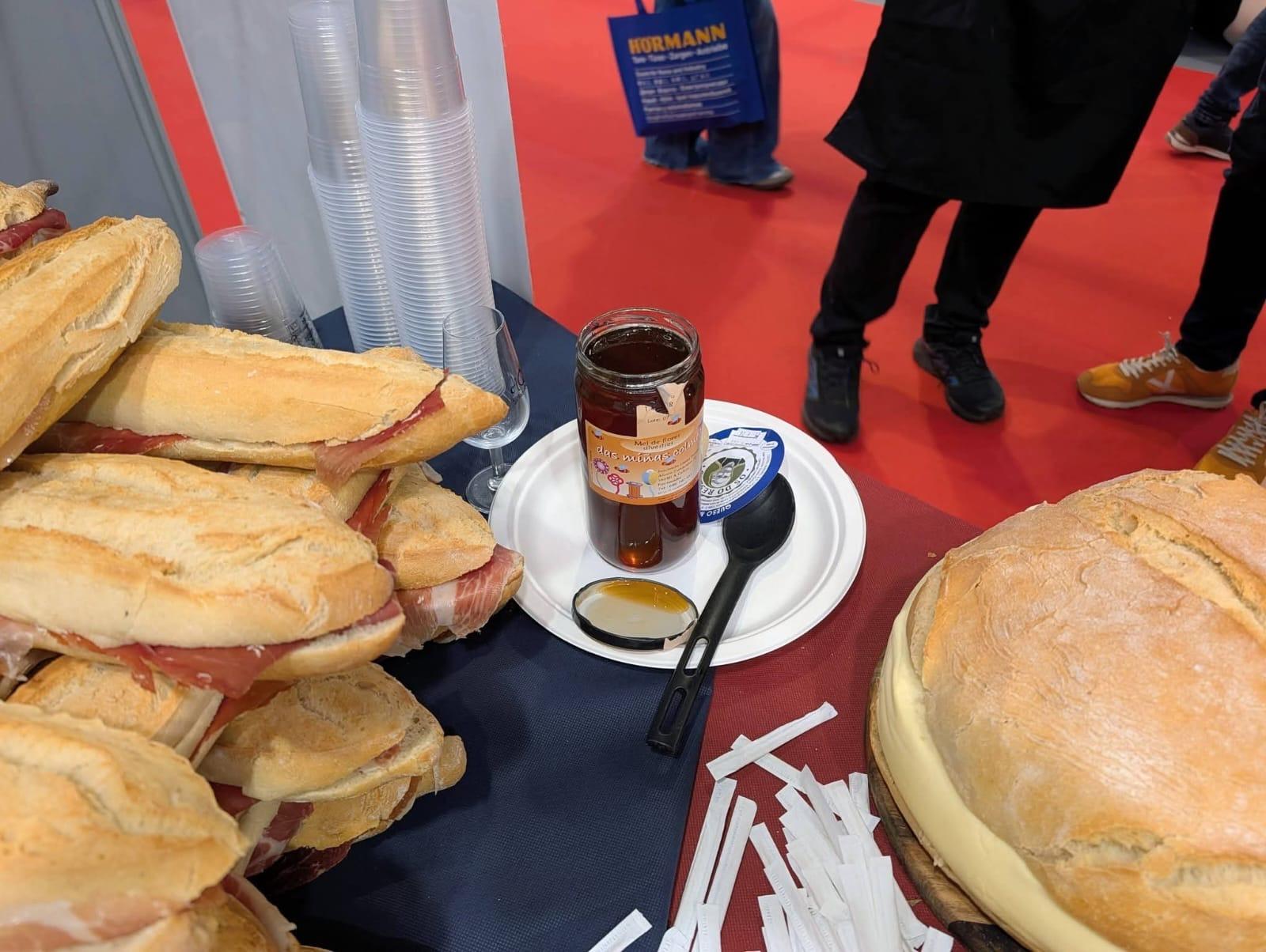 A Feira do Xamón da Caniza promociona a súa 60ª edición en FESTUR, o maior escaparate do turismo festivo de Galicia