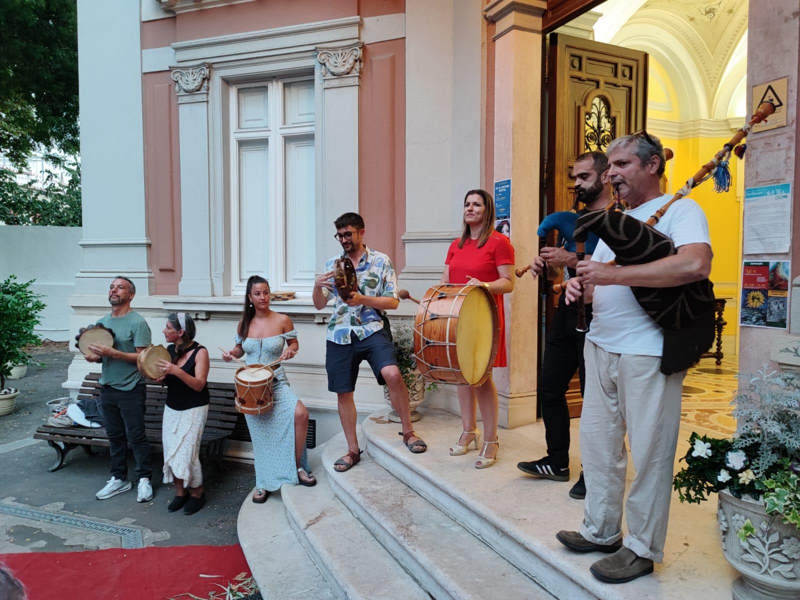 O Grupo de Gaitas do Centro interpretou varias pezas durante a degustación