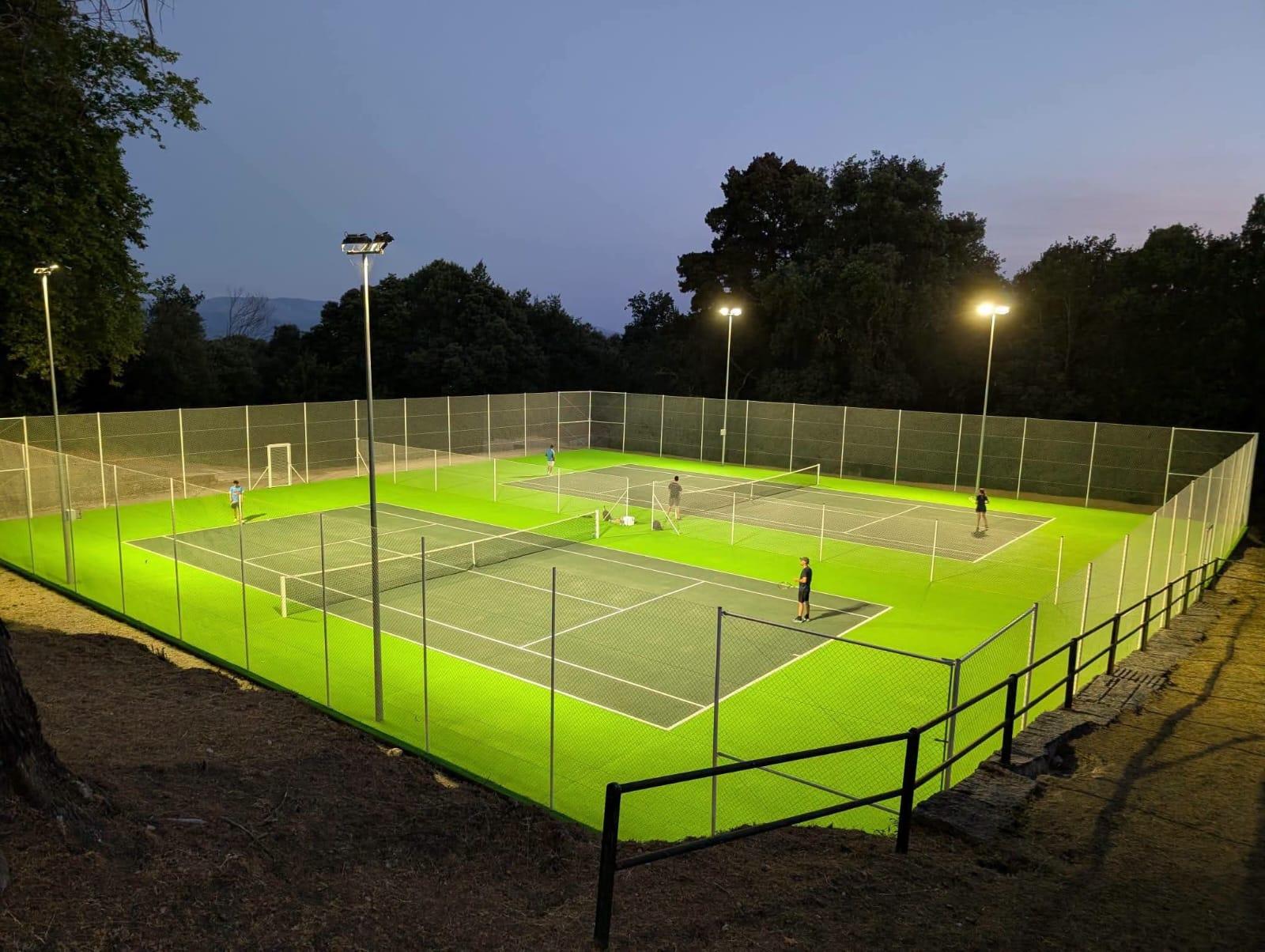 As pistas de tenis municipais das Grades acolleron o seu I Torneo oficial