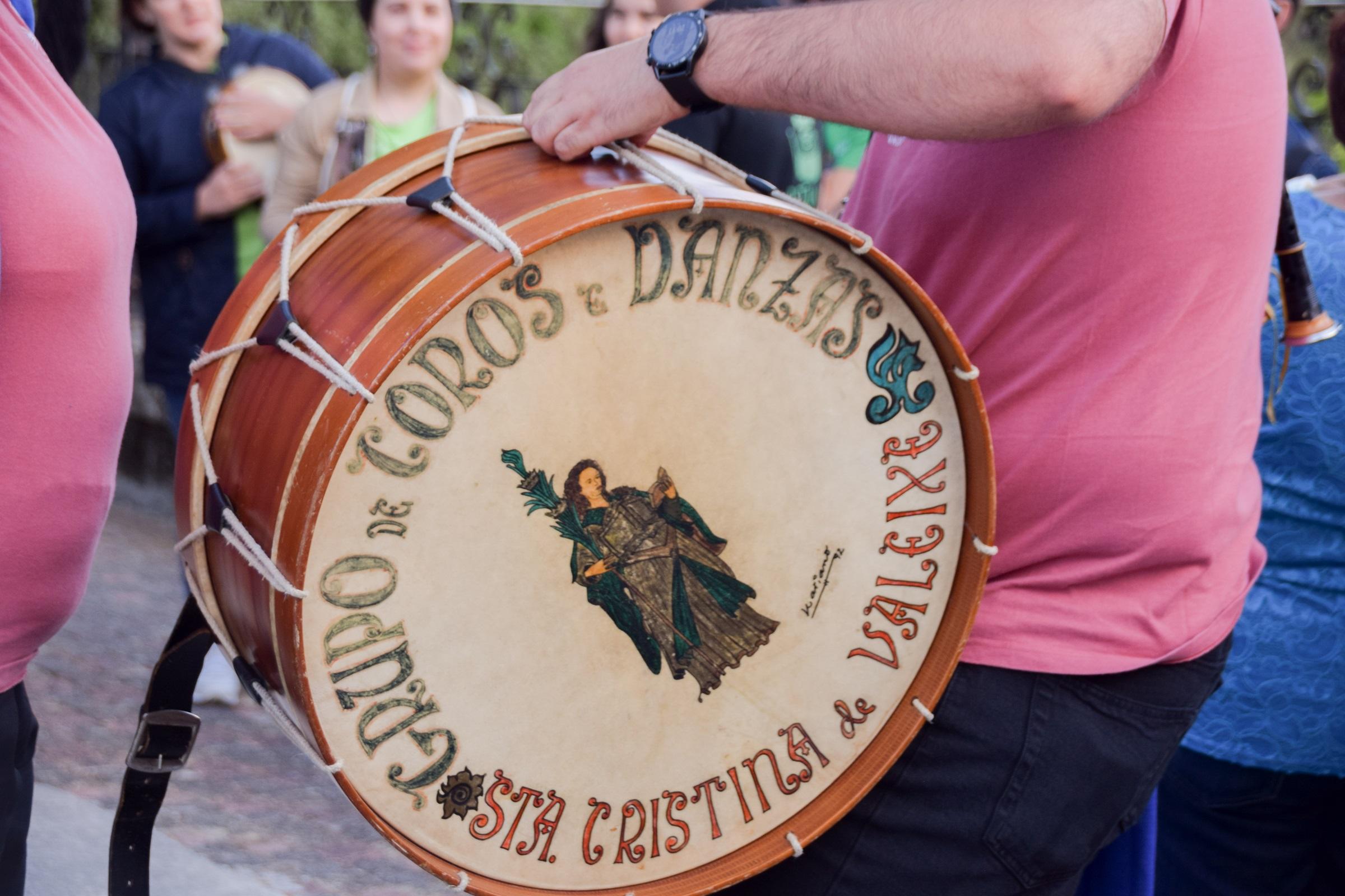 As rúas da Cañiza énchense de música e tradición galega