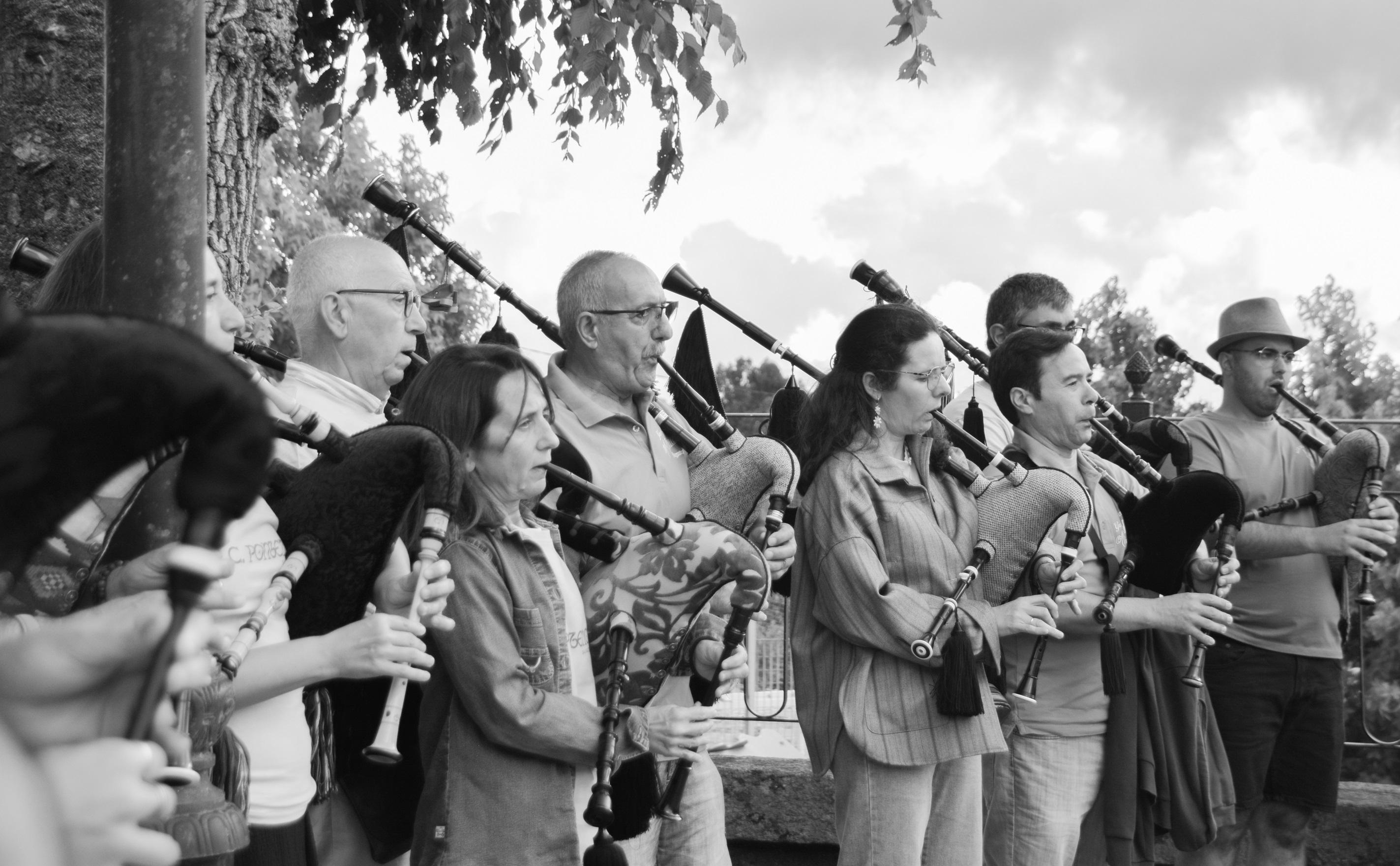 As rúas da Cañiza énchense de música e tradición galega