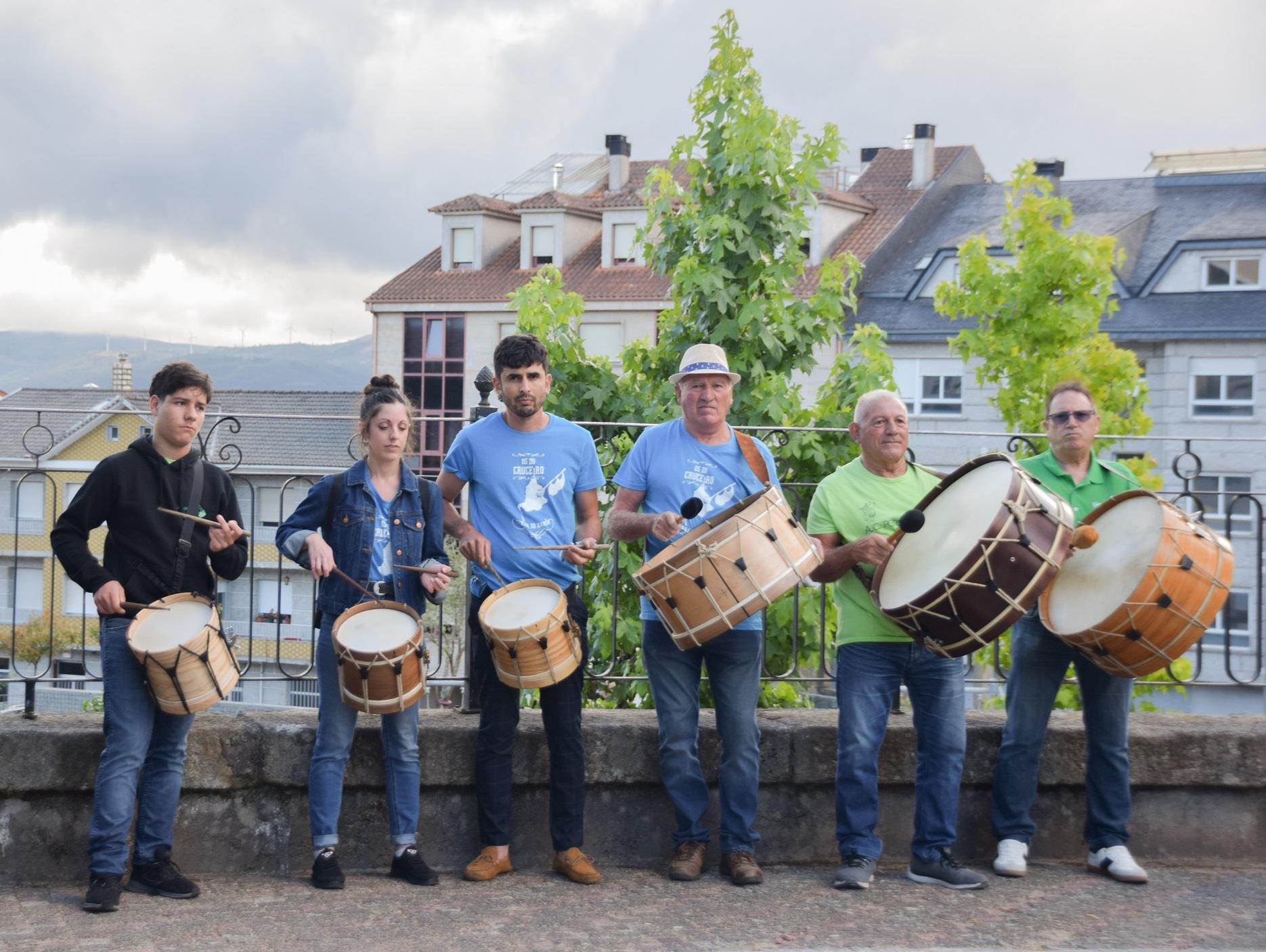 As rúas da Cañiza énchense de música e tradición galega