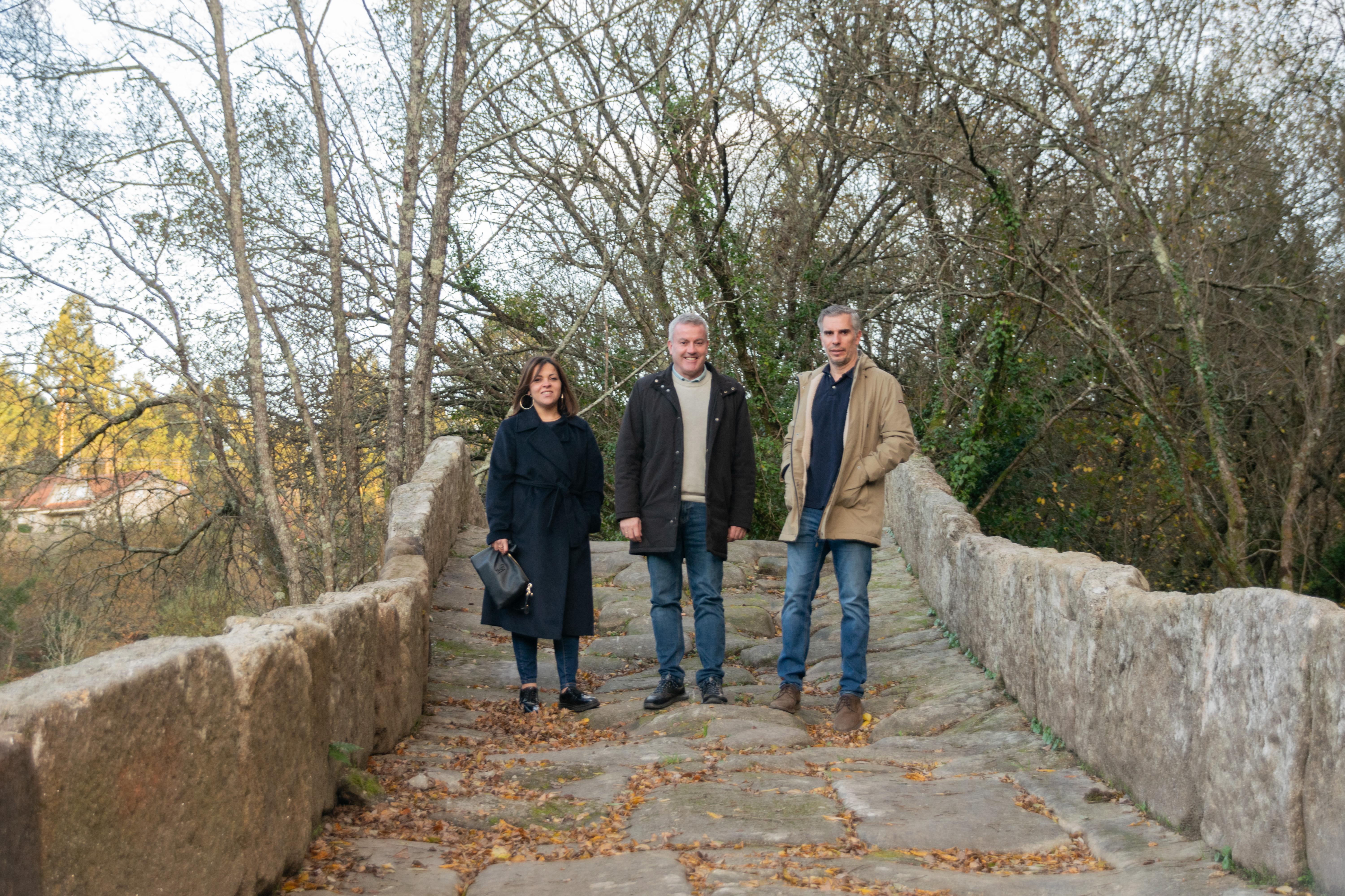 Visitamos a Ponte Medieval de Noceifas tras rematar os traballos de limpeza e recuperación da súa contorna