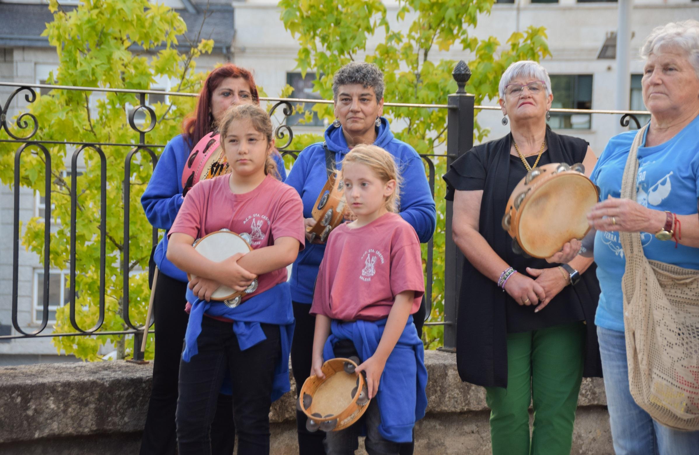 As rúas da Cañiza énchense de música e tradición galega