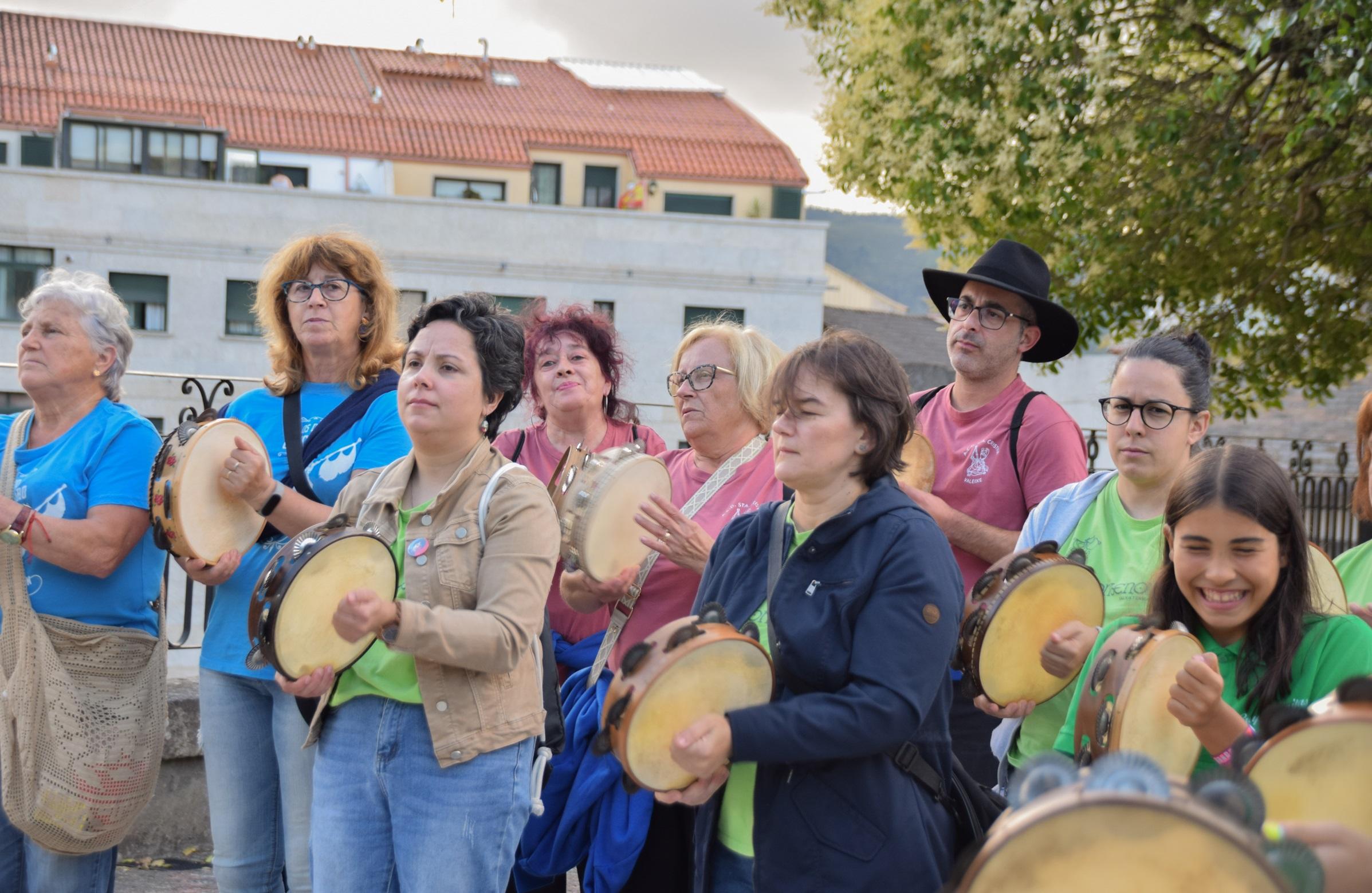 As rúas da Cañiza énchense de música e tradición galega