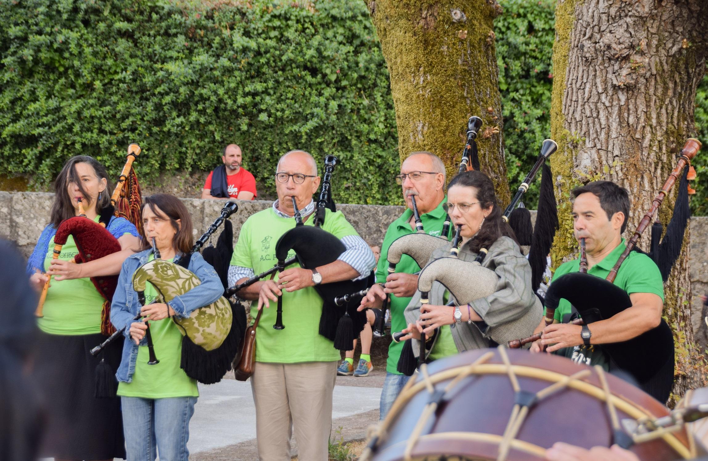 As rúas da Cañiza énchense de música e tradición galega