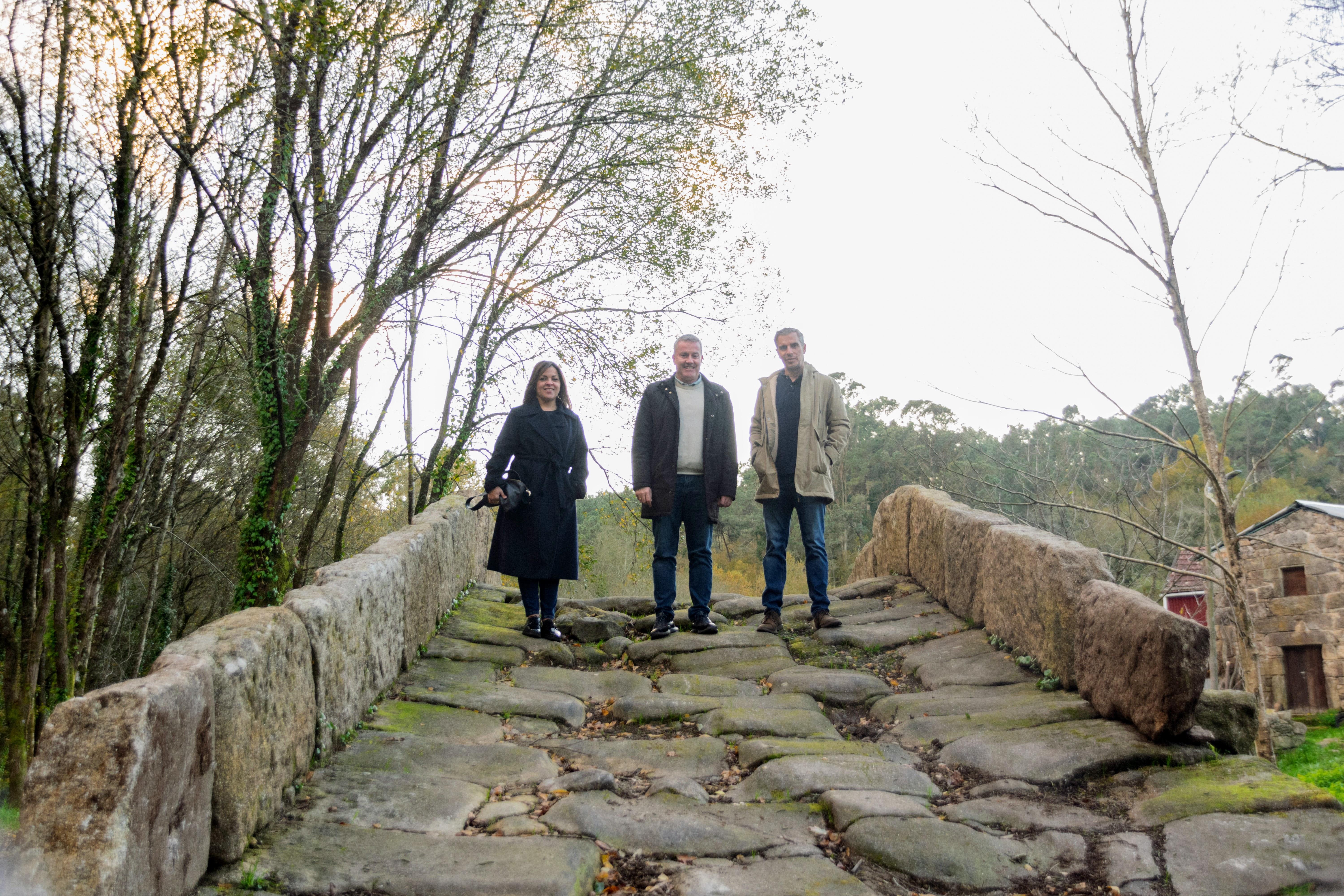 Visitamos a Ponte Medieval de Noceifas tras rematar os traballos de limpeza e recuperación da súa contorna