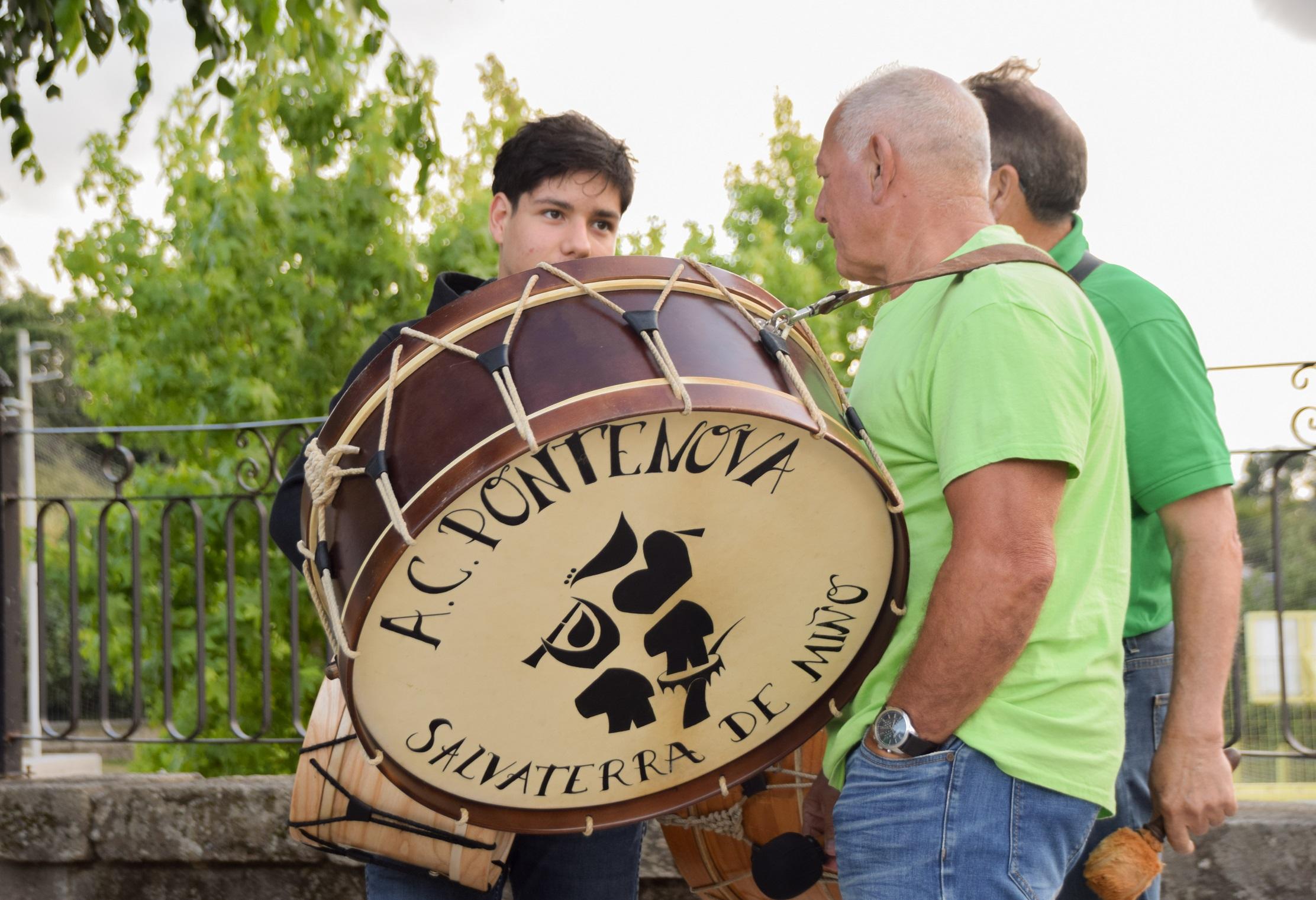 As rúas da Cañiza énchense de música e tradición galega