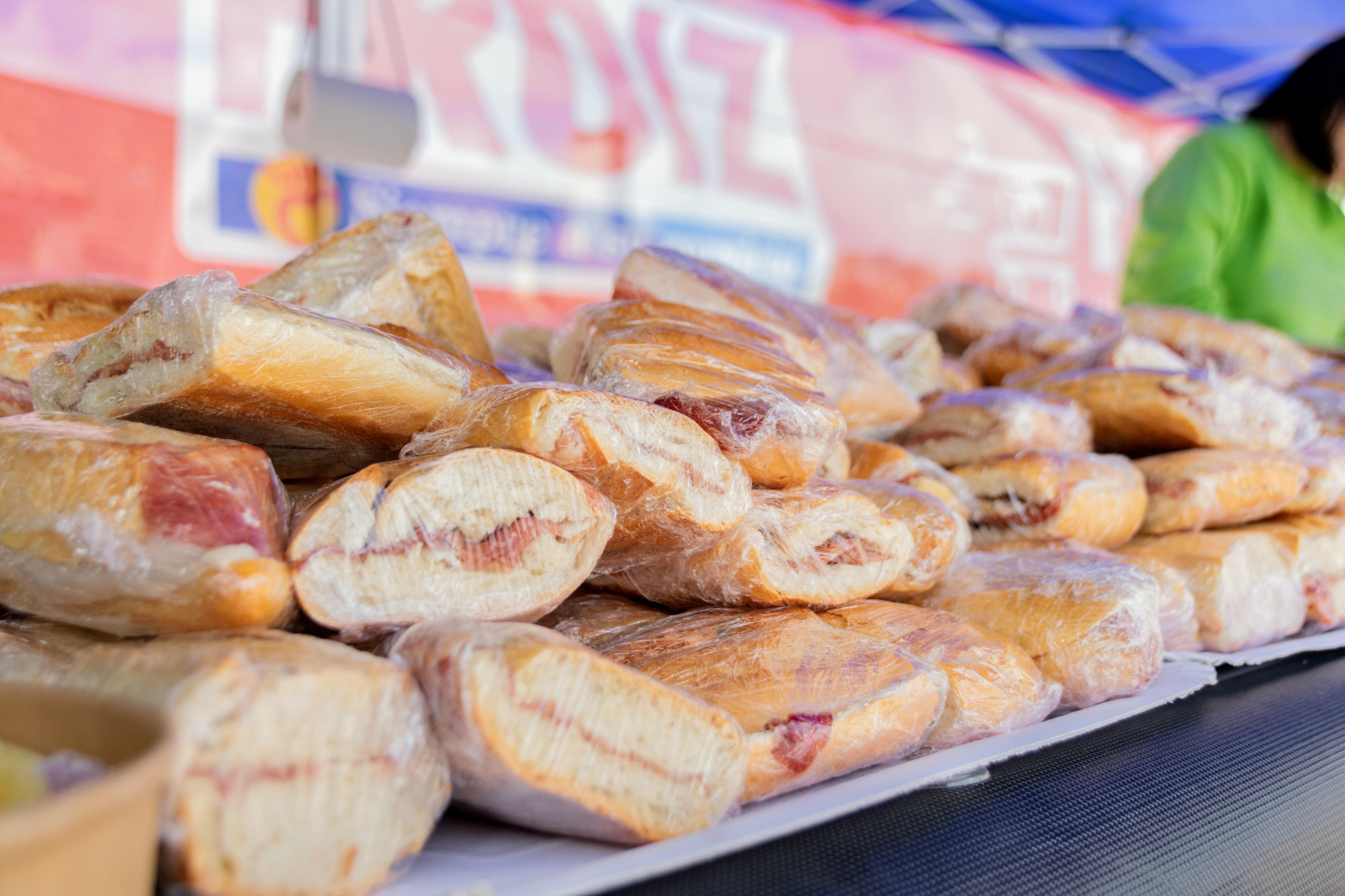 O Concello repartiu este domingo cerca de 500 bocadillos de xamón entre os ciclistas participantes na «Clásica Alvaro Pino 2024