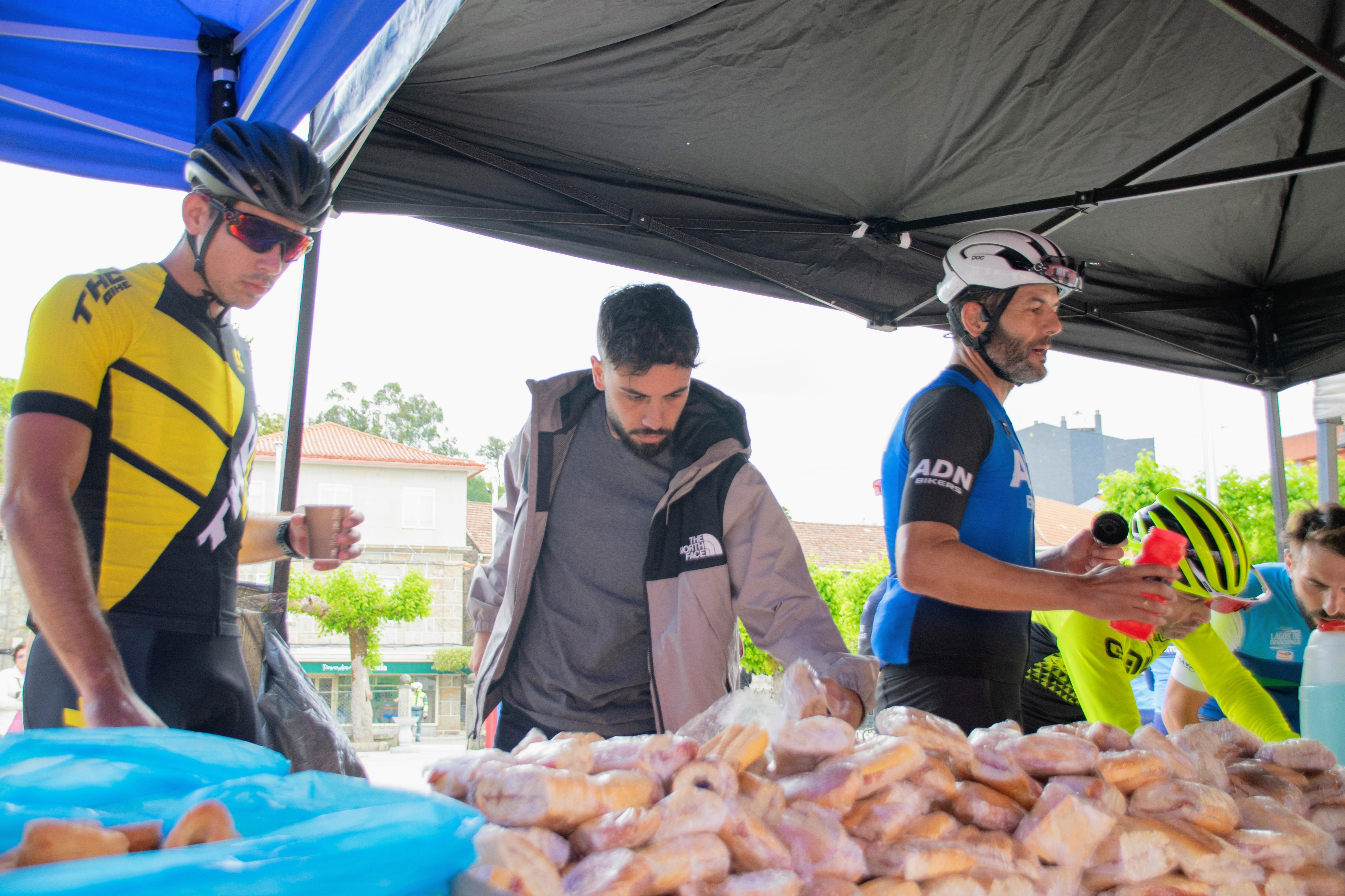 O Concello repartiu este domingo cerca de 500 bocadillos de xamón entre os ciclistas participantes na «Clásica Alvaro Pino 2024