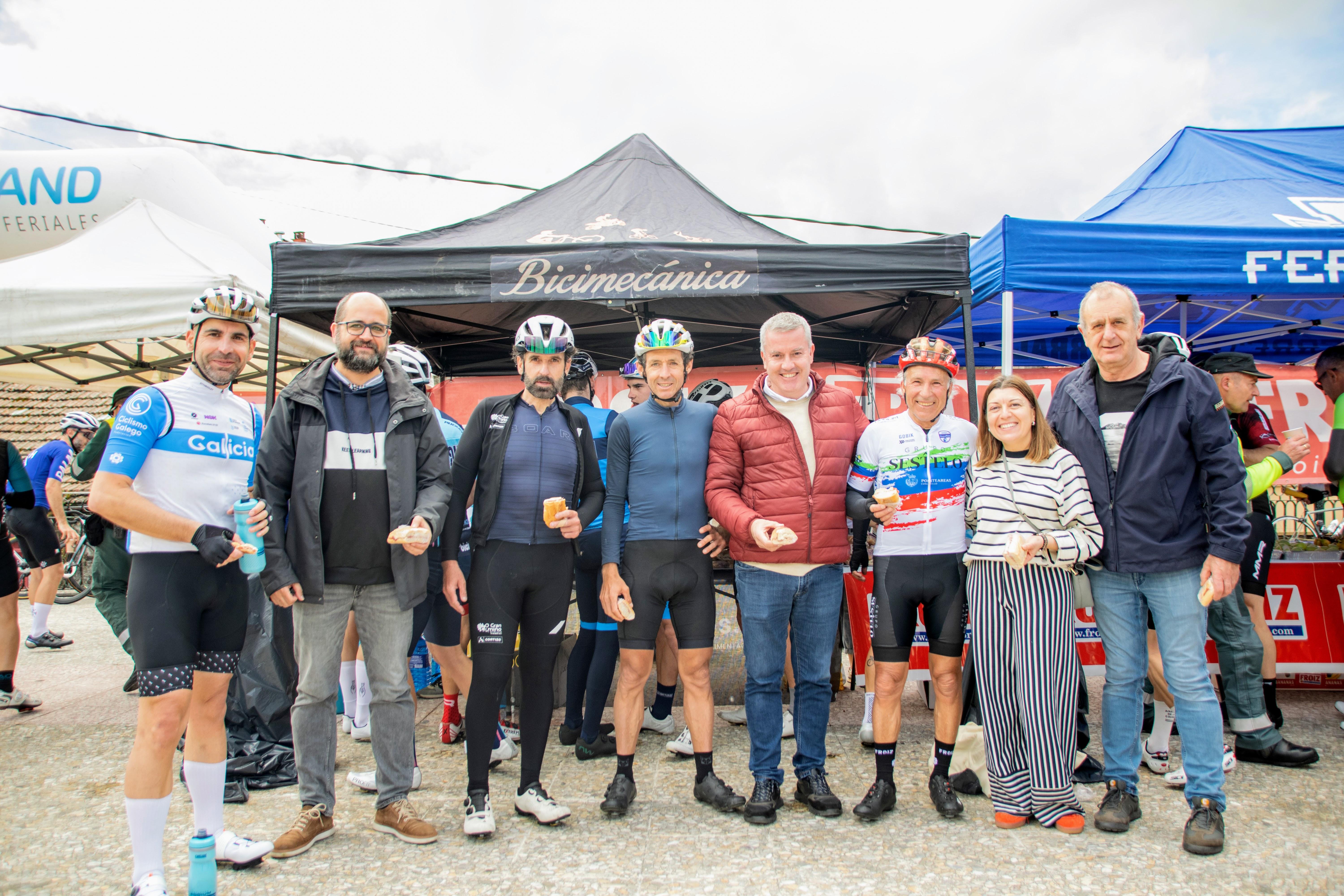 O Concello repartiu este domingo cerca de 500 bocadillos de xamón entre os ciclistas participantes na «Clásica Alvaro Pino 2024