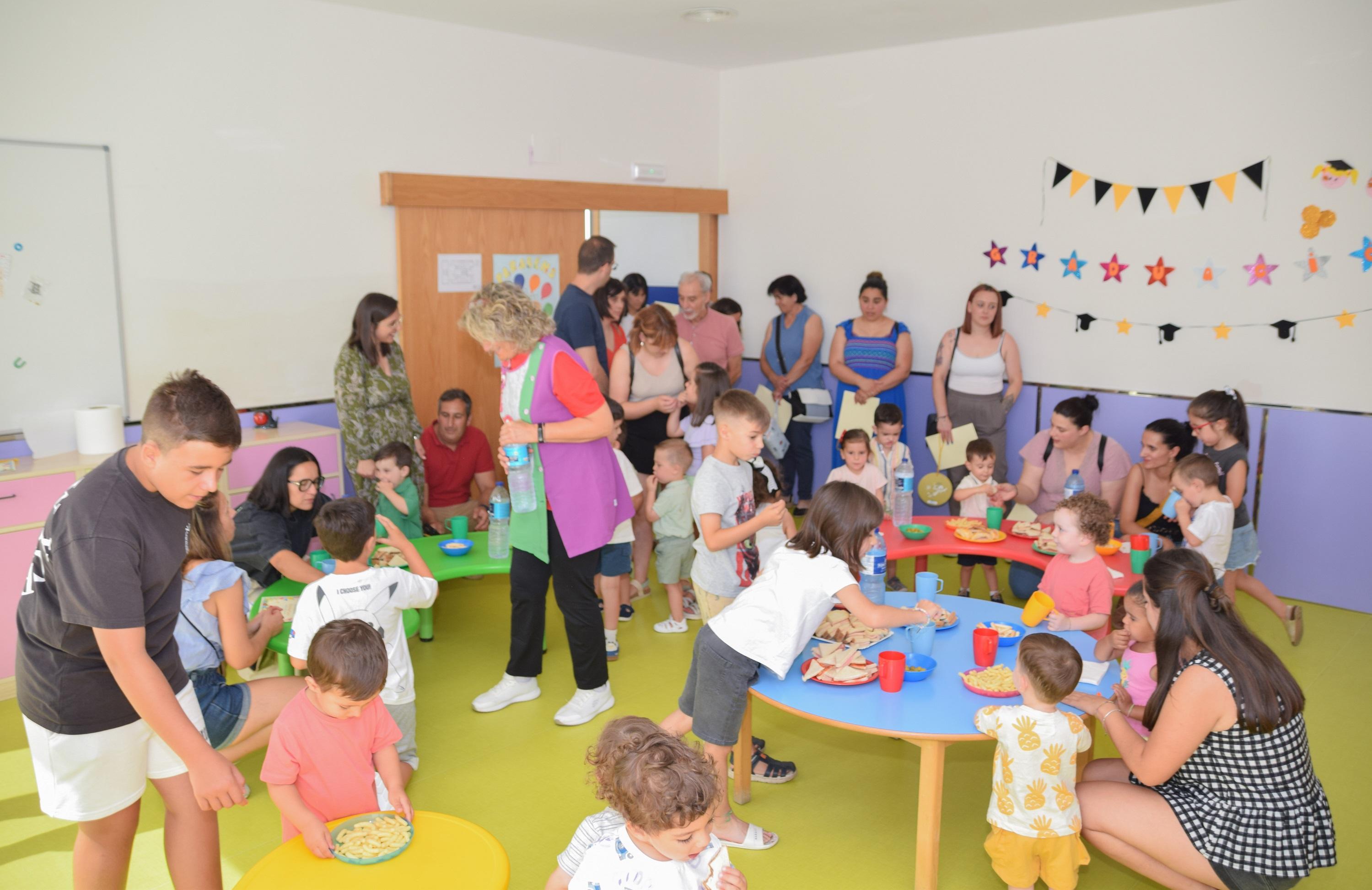  O Alcalde Luis Piña asistiu á Graduación dos alumnos de 3º curso da Escola Infantil Municipal da Cañiza  O pasado 30 de xuño celebrouse un emotivo acto de graduación na EIM da Cañiza, en homenaxe aos 17 nenos e nenas do último curso do ciclo 0 a 3 anos. Os pequenos protagonistas, con apenas tres anos, foron o centro dunha xornada chea de emoción, tenrura e orgullo para todos.  O acto contou coa presenza do Alcalde Luis Piña, quen visitou persoalmente o centro para acompañar ao alumnado e ás súas familias n