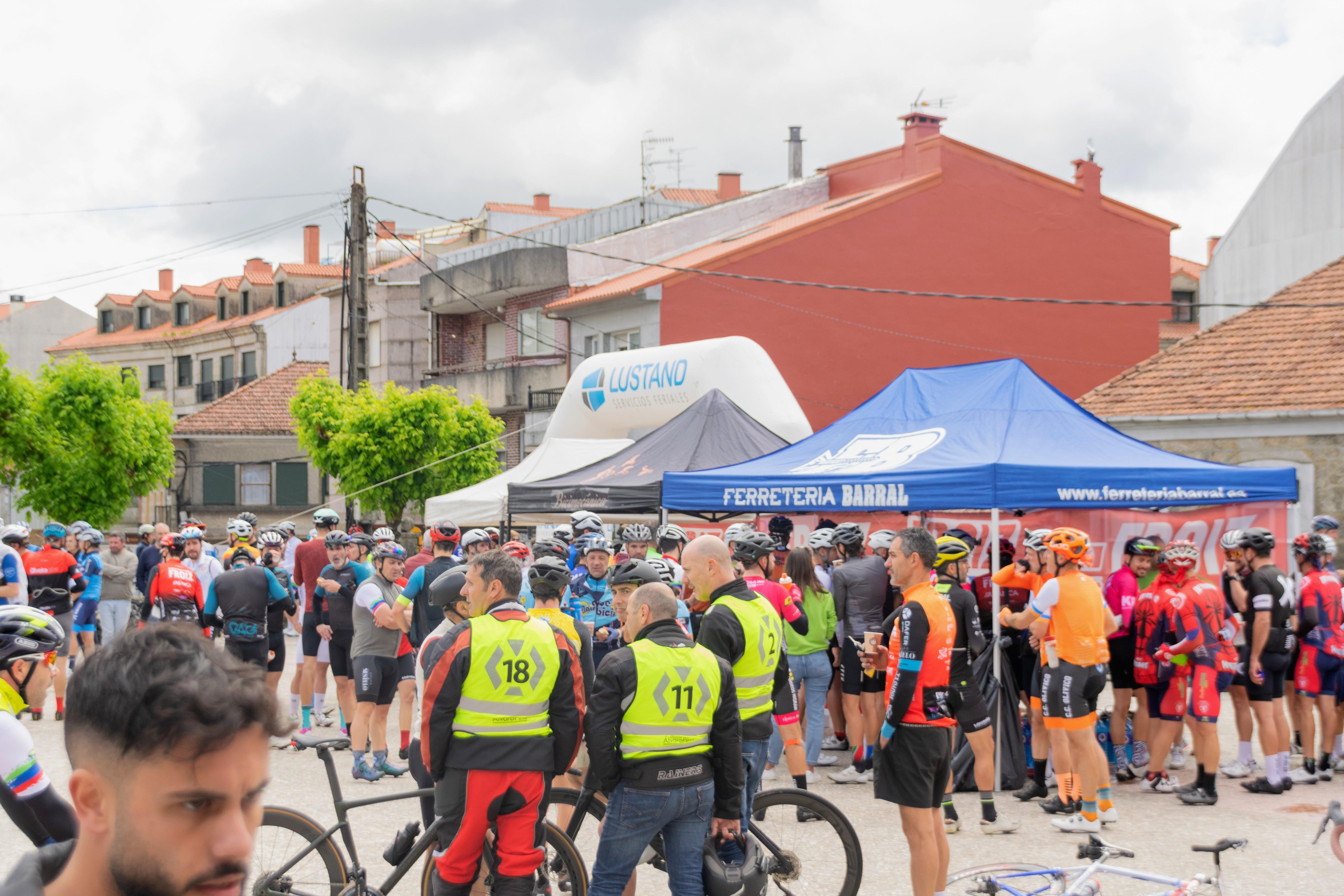 O Concello repartiu este domingo cerca de 500 bocadillos de xamón entre os ciclistas participantes na «Clásica Alvaro Pino 2024