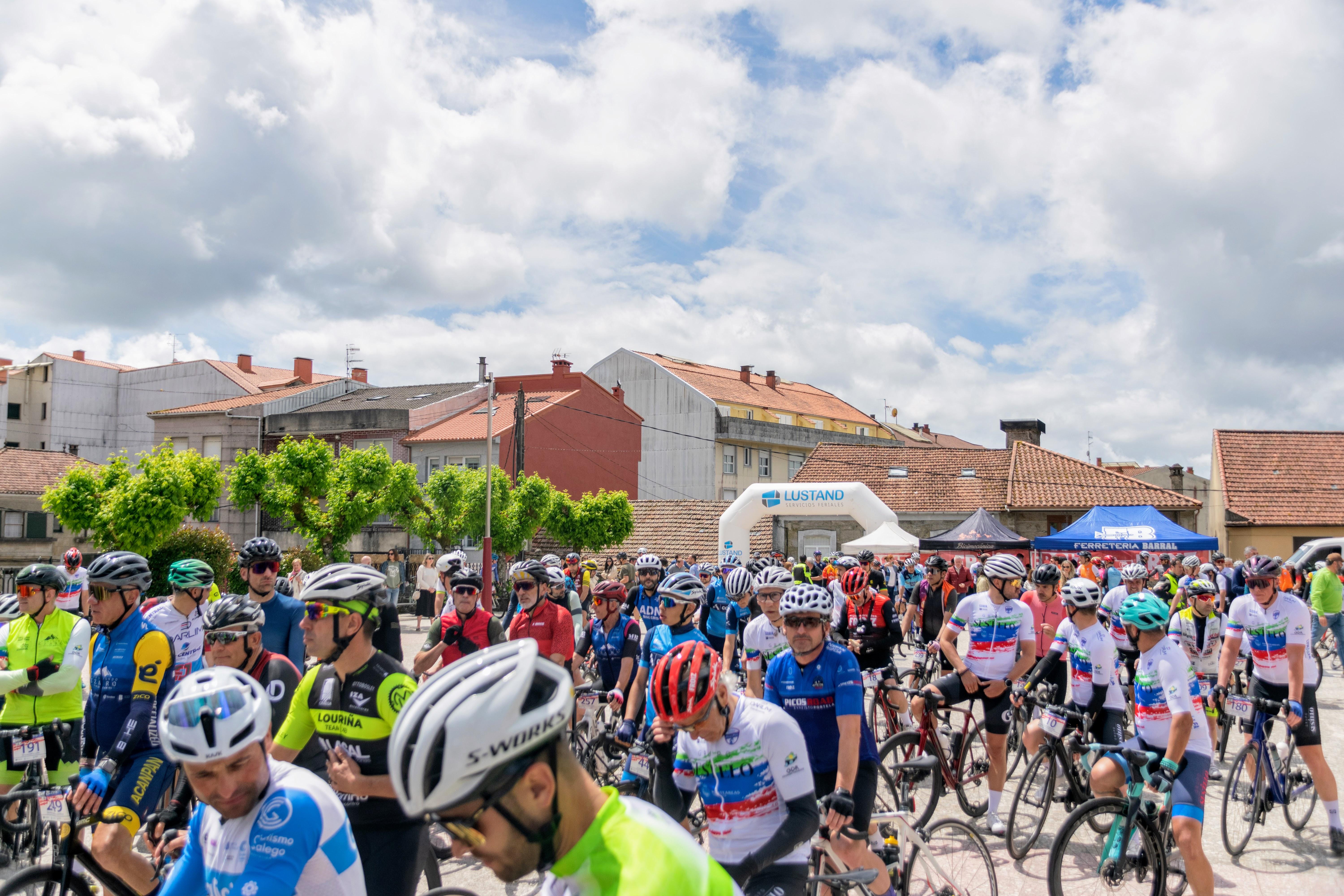 O Concello repartiu este domingo cerca de 500 bocadillos de xamón entre os ciclistas participantes na «Clásica Alvaro Pino 2024