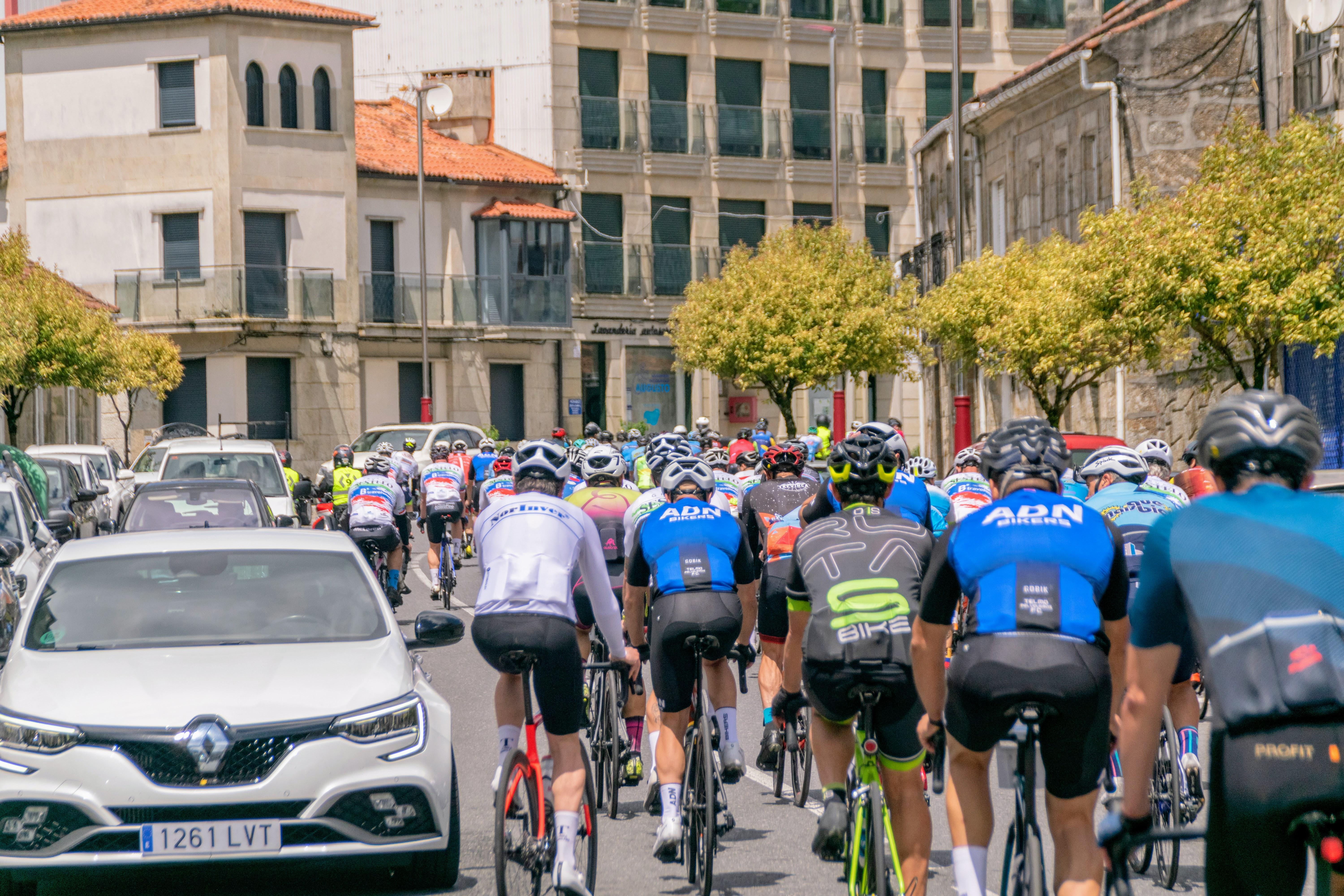O Concello repartiu este domingo cerca de 500 bocadillos de xamón entre os ciclistas participantes na «Clásica Alvaro Pino 2024