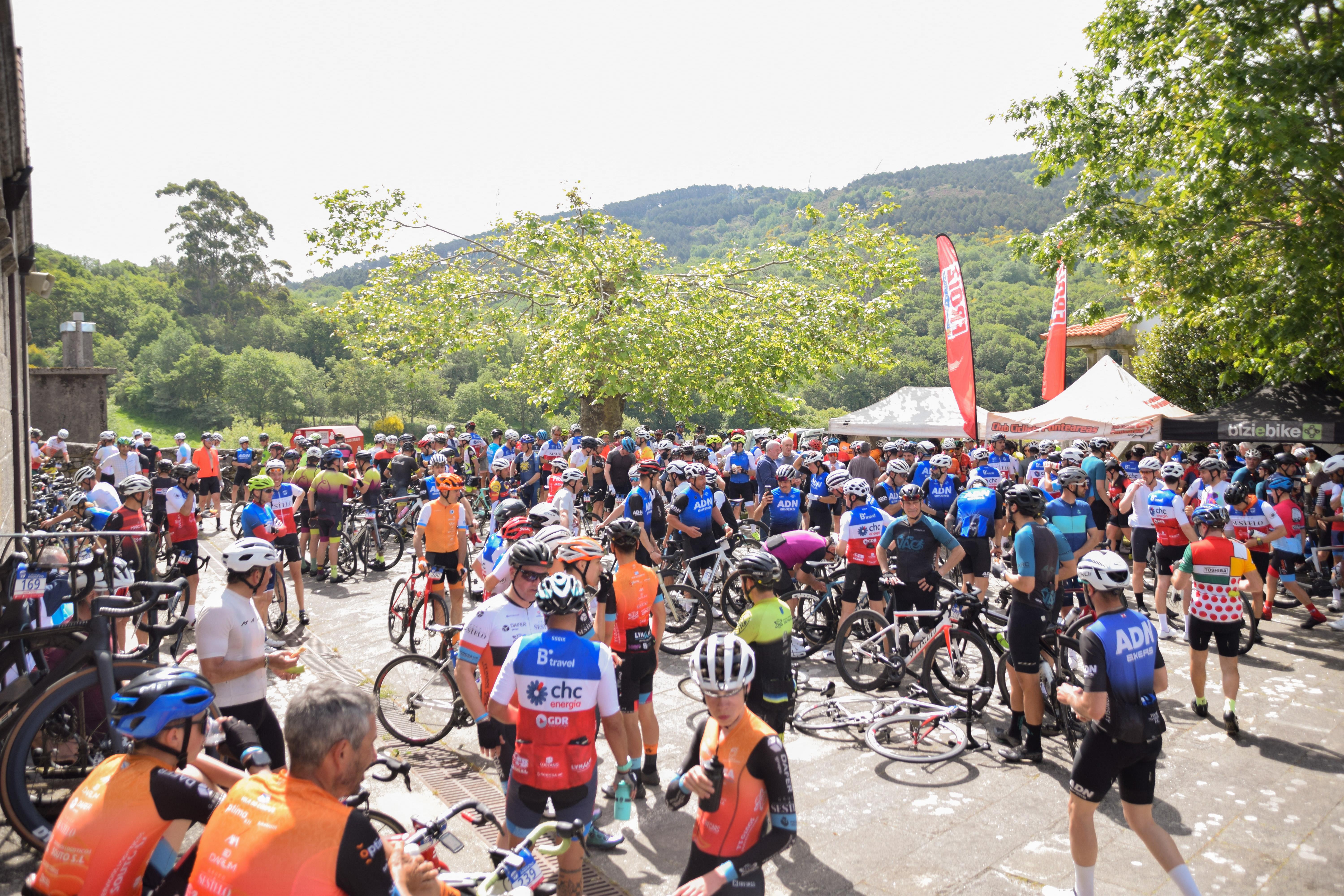 A Franqueira recibiu este 25 de maio a máis de 500 ciclistas na 10ª edición da «Sestelo Clásica Álvaro Pino»
