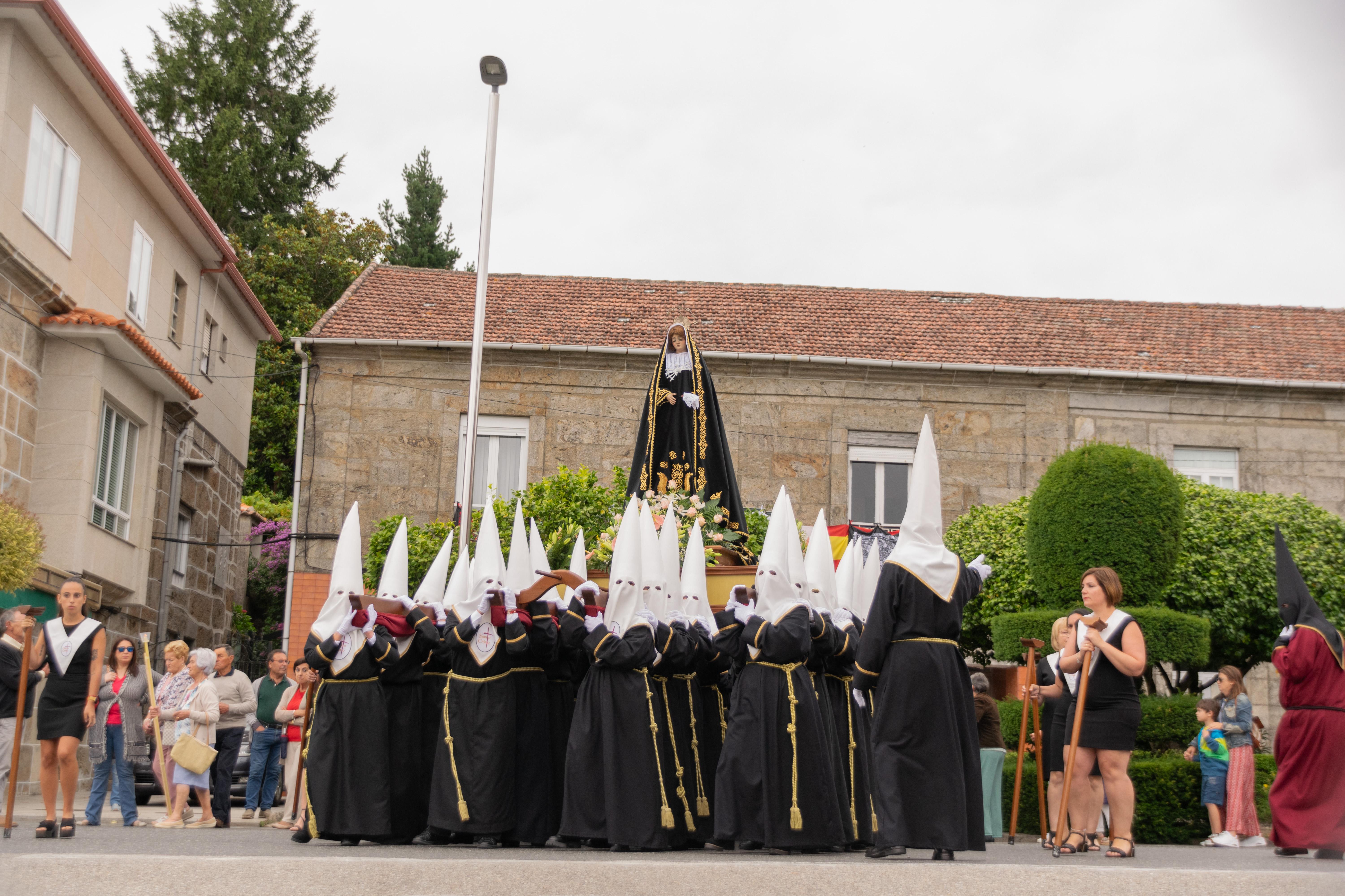 Este domingo A Cañiza volveu a vibrar de emoción e sentimento ao paso da procesión na honra do Santísimo Cristo da Agonía e da Nosa Señora A Virxe dos Dolores