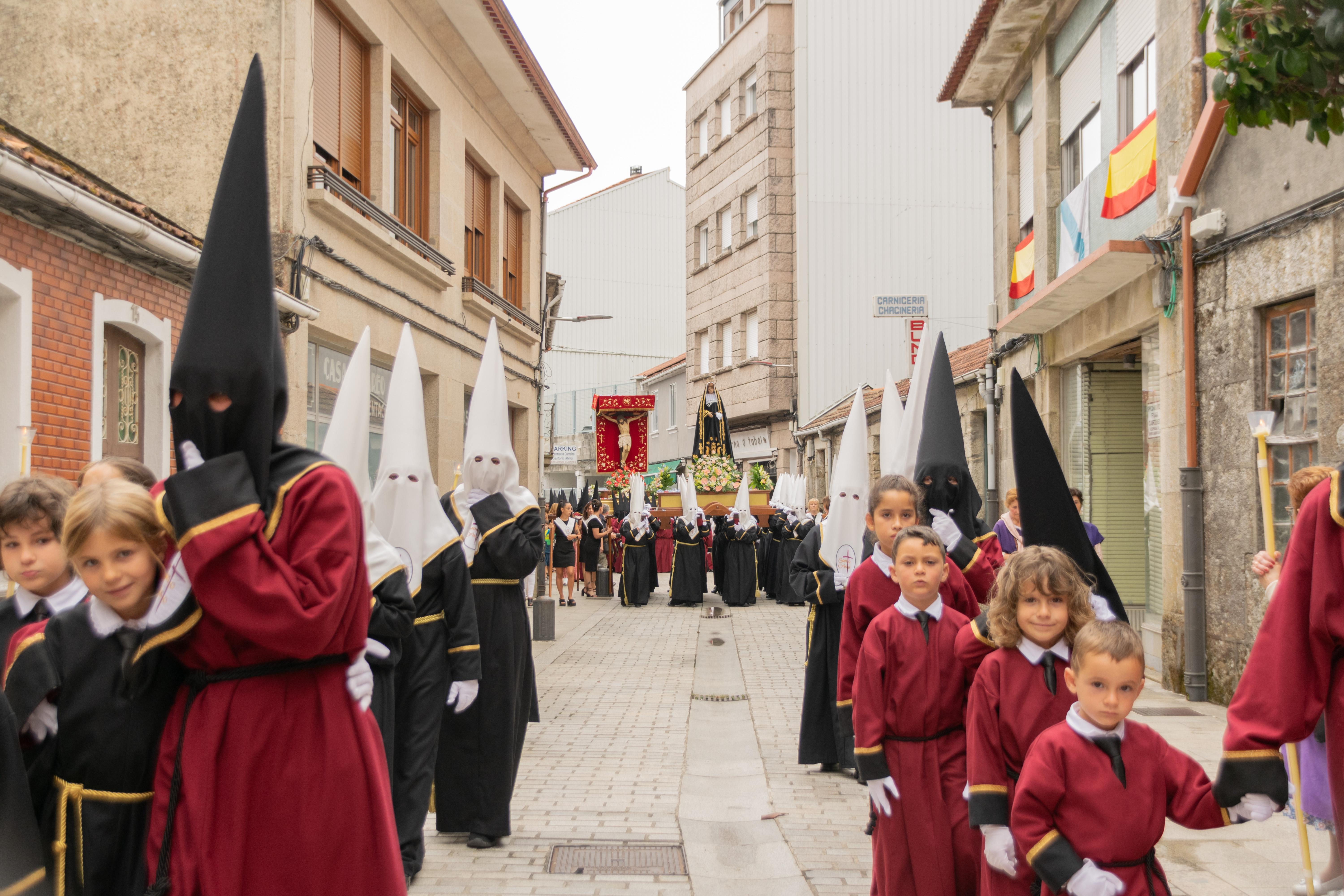 Este domingo A Cañiza volveu a vibrar de emoción e sentimento ao paso da procesión na honra do Santísimo Cristo da Agonía e da Nosa Señora A Virxe dos Dolores
