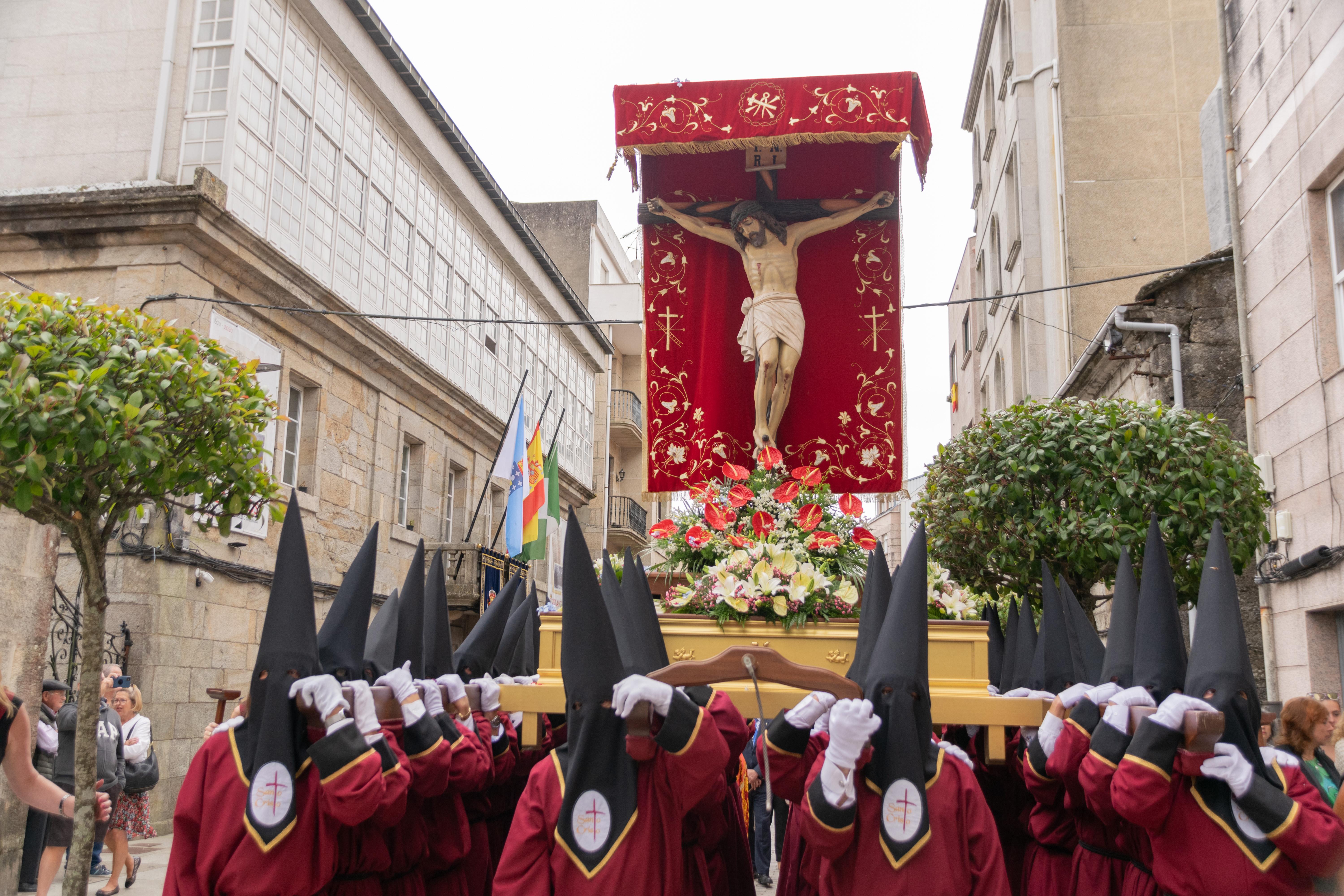 Este domingo A Cañiza volveu a vibrar de emoción e sentimento ao paso da procesión na honra do Santísimo Cristo da Agonía e da Nosa Señora A Virxe dos Dolores