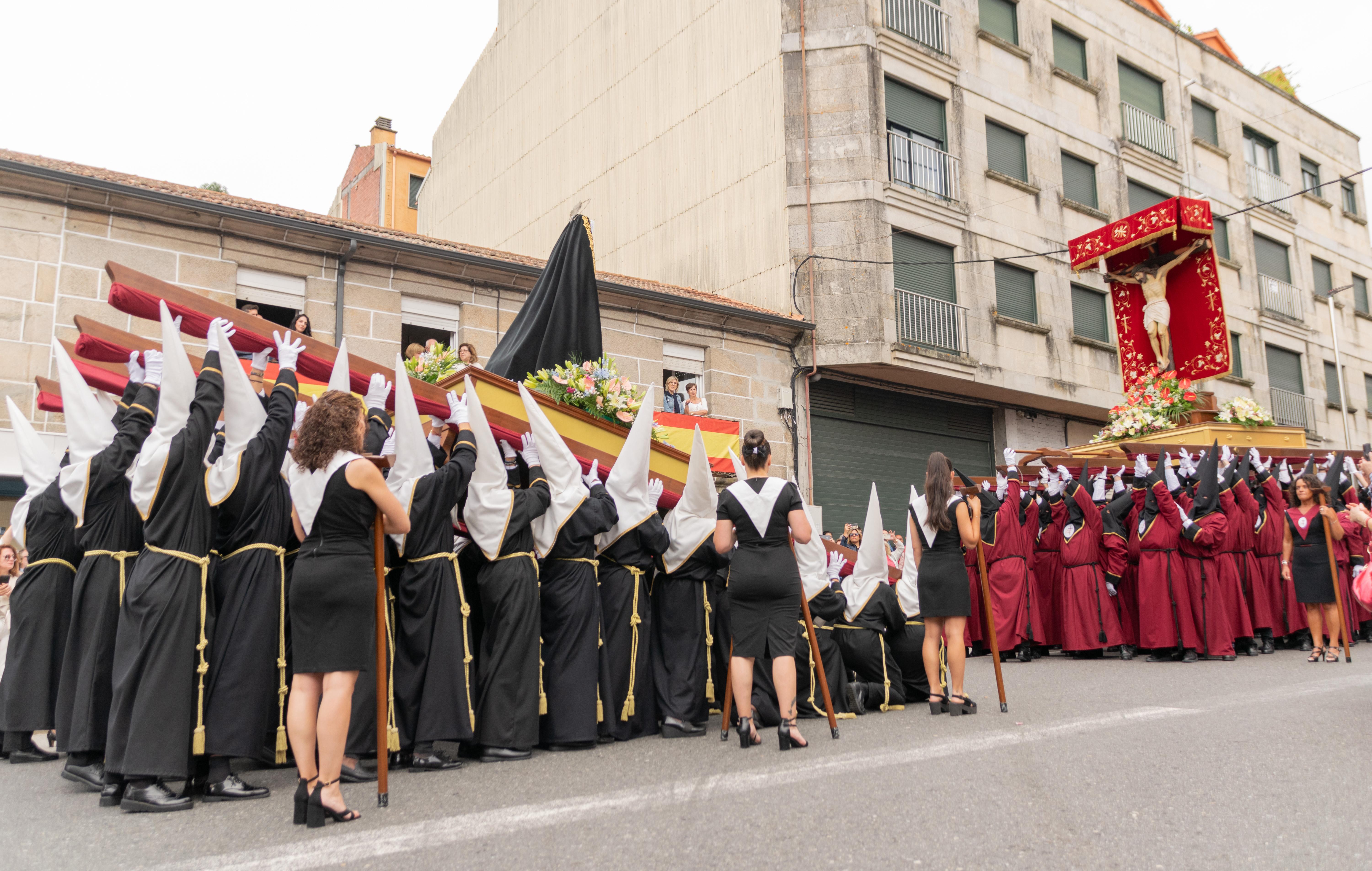 Este domingo A Cañiza volveu a vibrar de emoción e sentimento ao paso da procesión na honra do Santísimo Cristo da Agonía e da Nosa Señora A Virxe dos Dolores