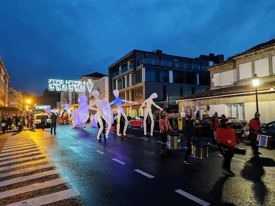 Cabalgata de Reis 2022. momento do desfile polas rúas da Vila