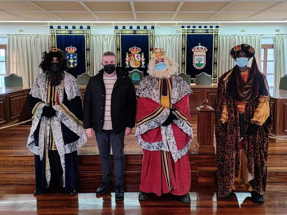 O Alcalde recibe ás Súas Maxestades de Oriente no Salón de Plenos