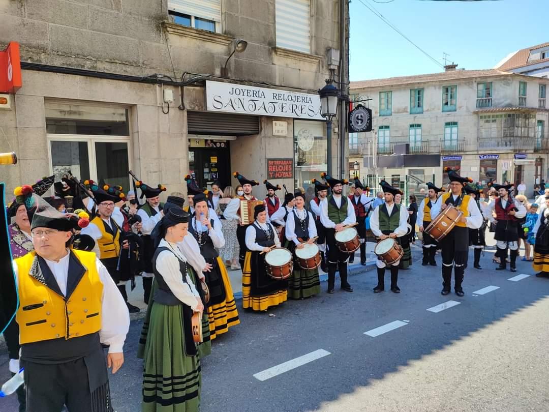 Actuacion da Banda de Gaitas Xarabal despois da procesión