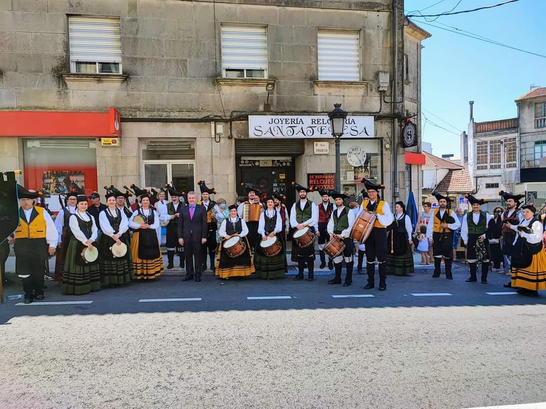 A Banda de gaitas Xarabal fixo o acompañamento procesional na celebración do Santo Cristo da Agonía