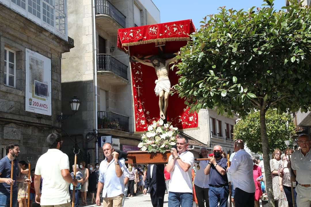 Imaxe do Santo Cristo ao seu paso pola frenta da Casa do Concello