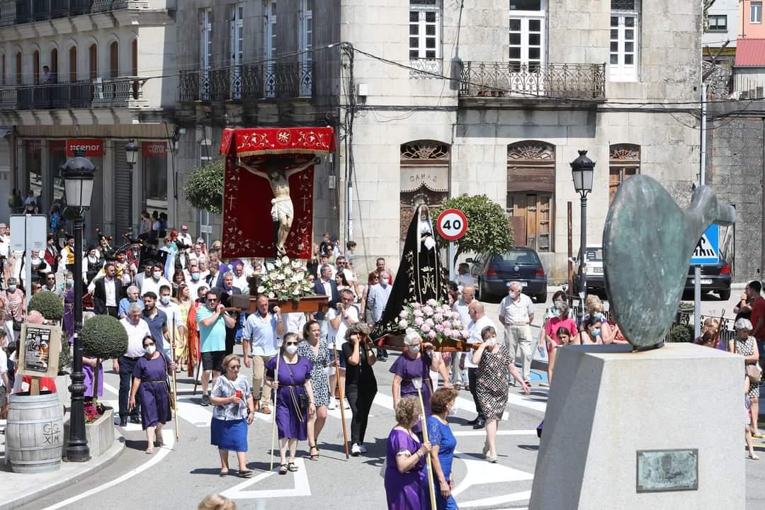 Paso da procesión cara ao Cruceiro do Cacharado
