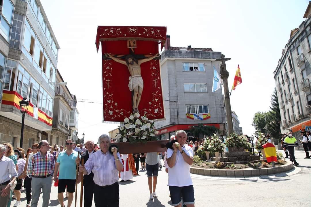 paso procesional do Santo Cristo co Cruceiro do Cacharado ao fondo