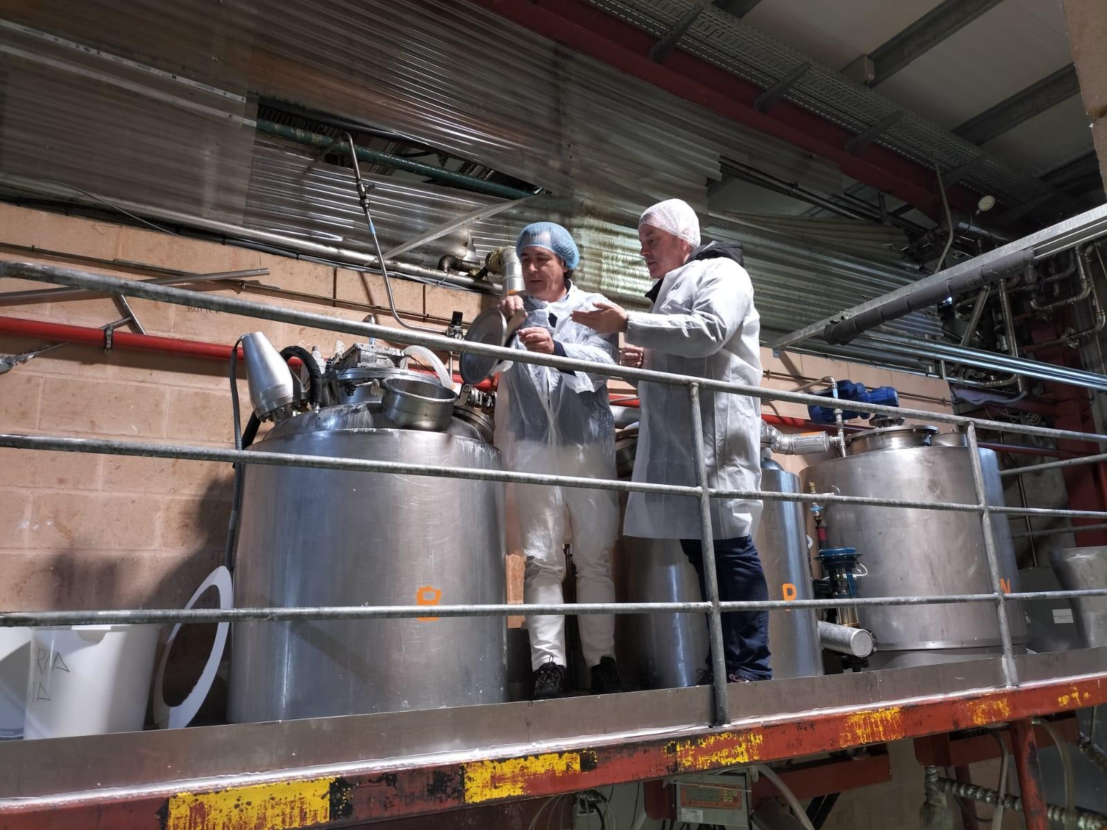 O Alcalde visita as instalacións da empresa “SMPV SL”, especializada na producción de ingredientes cosméticos