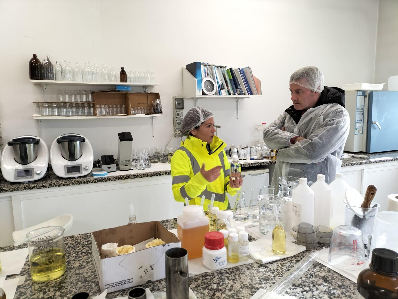 O Alcalde visita as instalacións da empresa “SMPV SL”, especializada na producción de ingredientes cosméticos
