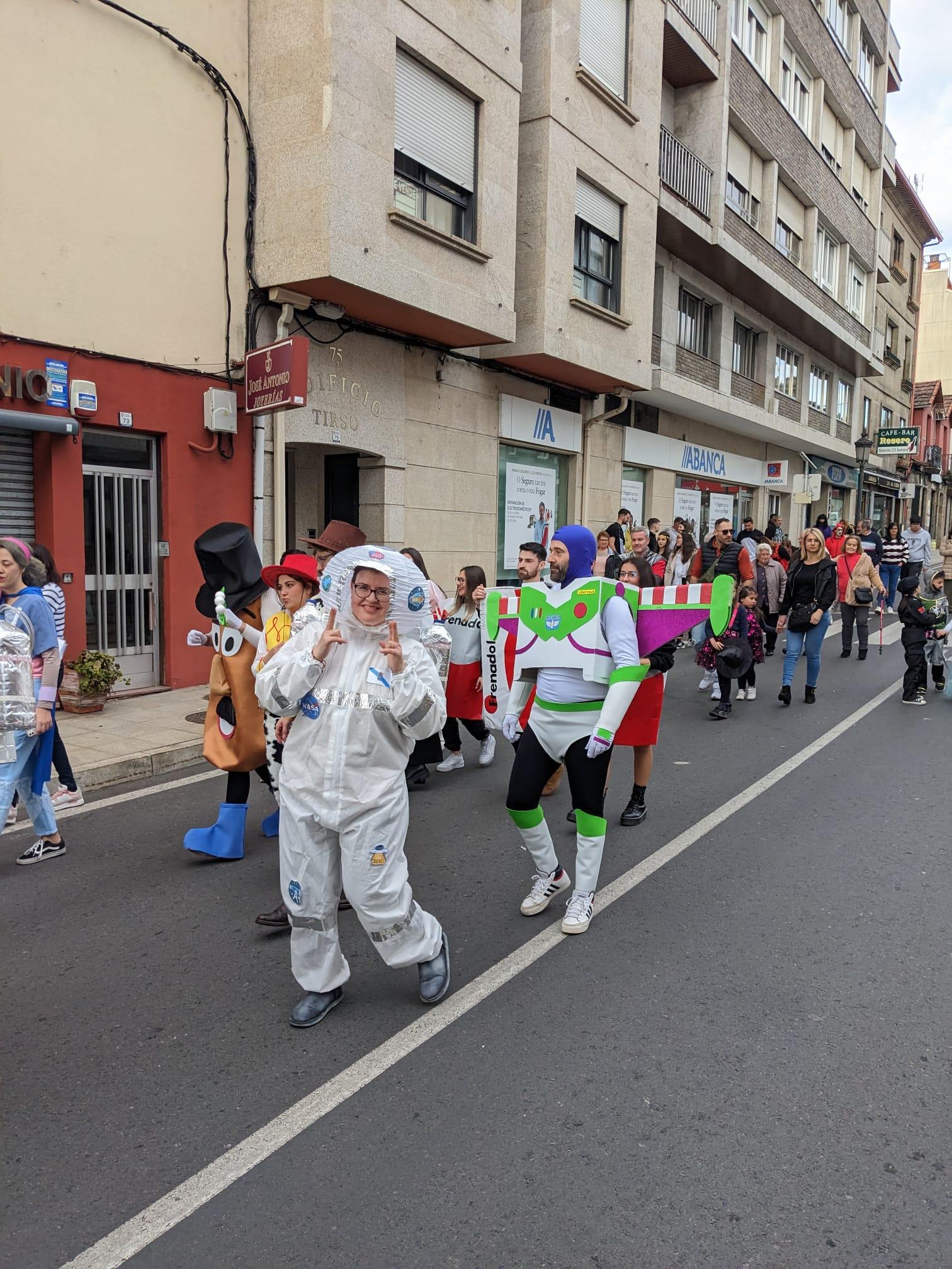 A Cañiza volve a celebrar o seu entroido co «Concurso de Comparsas» que congregou este domingo a centos de veciñ@s e case 200 participantes na rúas do Centro.