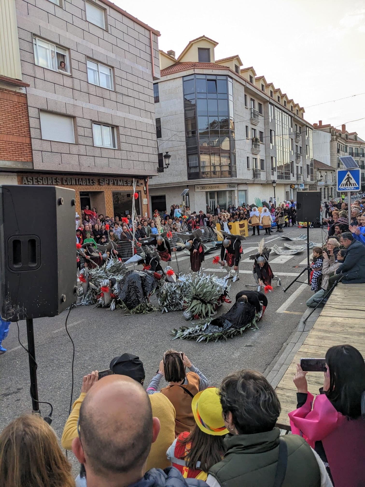 A Cañiza volve a celebrar o seu entroido co «Concurso de Comparsas» que congregou este domingo a centos de veciñ@s e case 200 participantes na rúas do Centro.