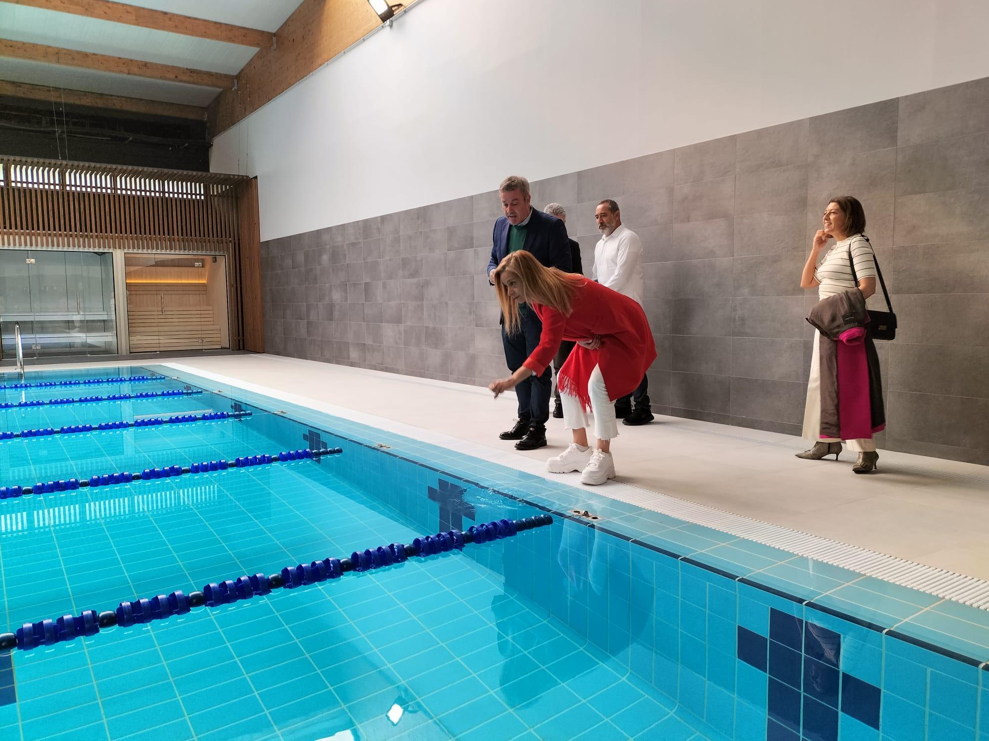 A Presidenta da Deputación Carmela Silva inaugurou hoxe as obras de reforma da piscina climatizada