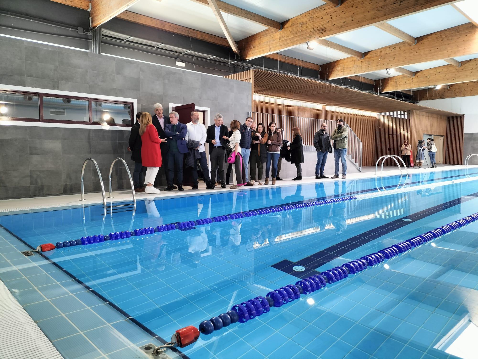 A Presidenta da Deputación Carmela Silva inaugurou hoxe as obras de reforma da piscina climatizada
