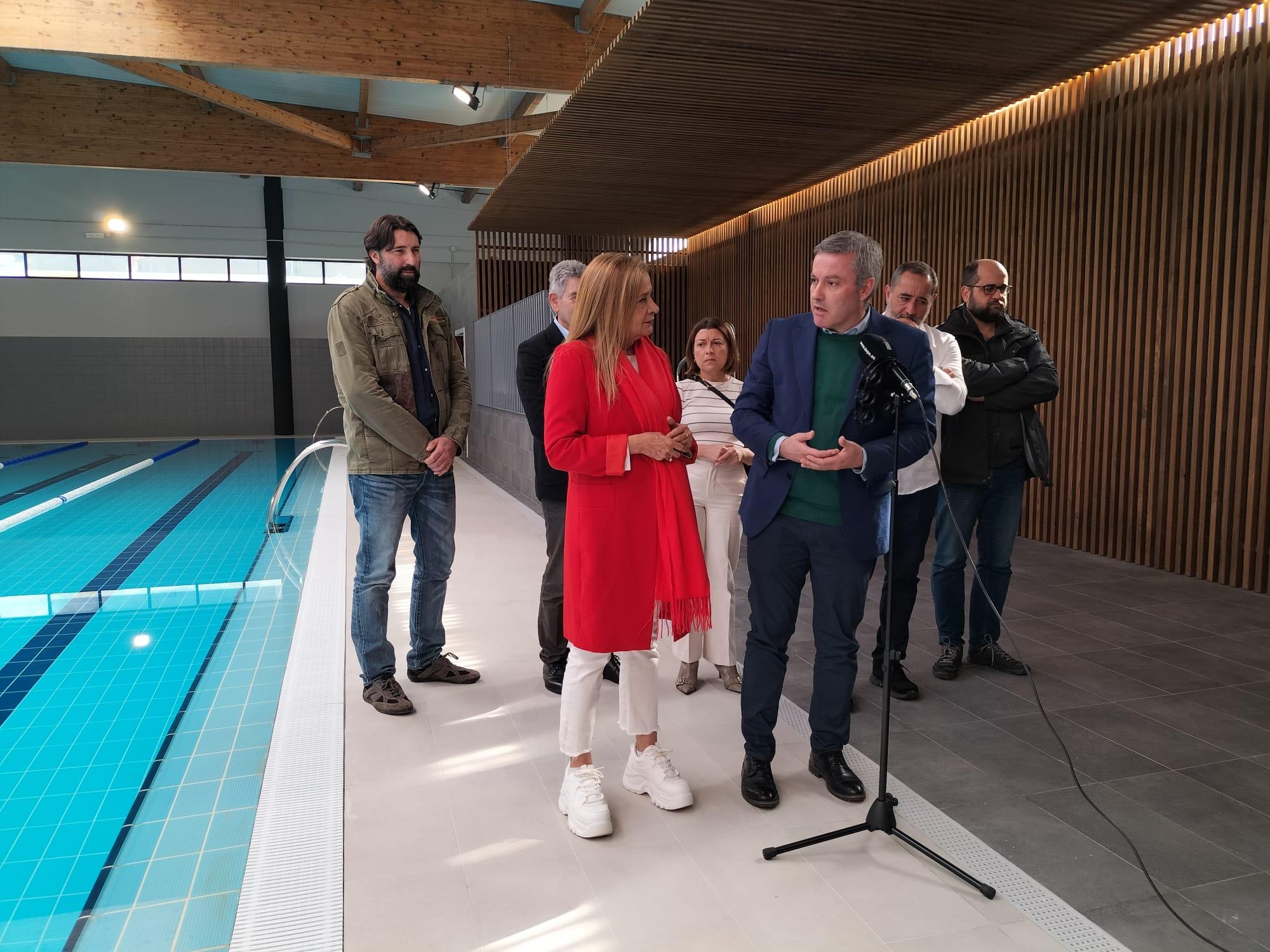 A Presidenta da Deputación Carmela Silva inaugurou hoxe as obras de reforma da piscina climatizada