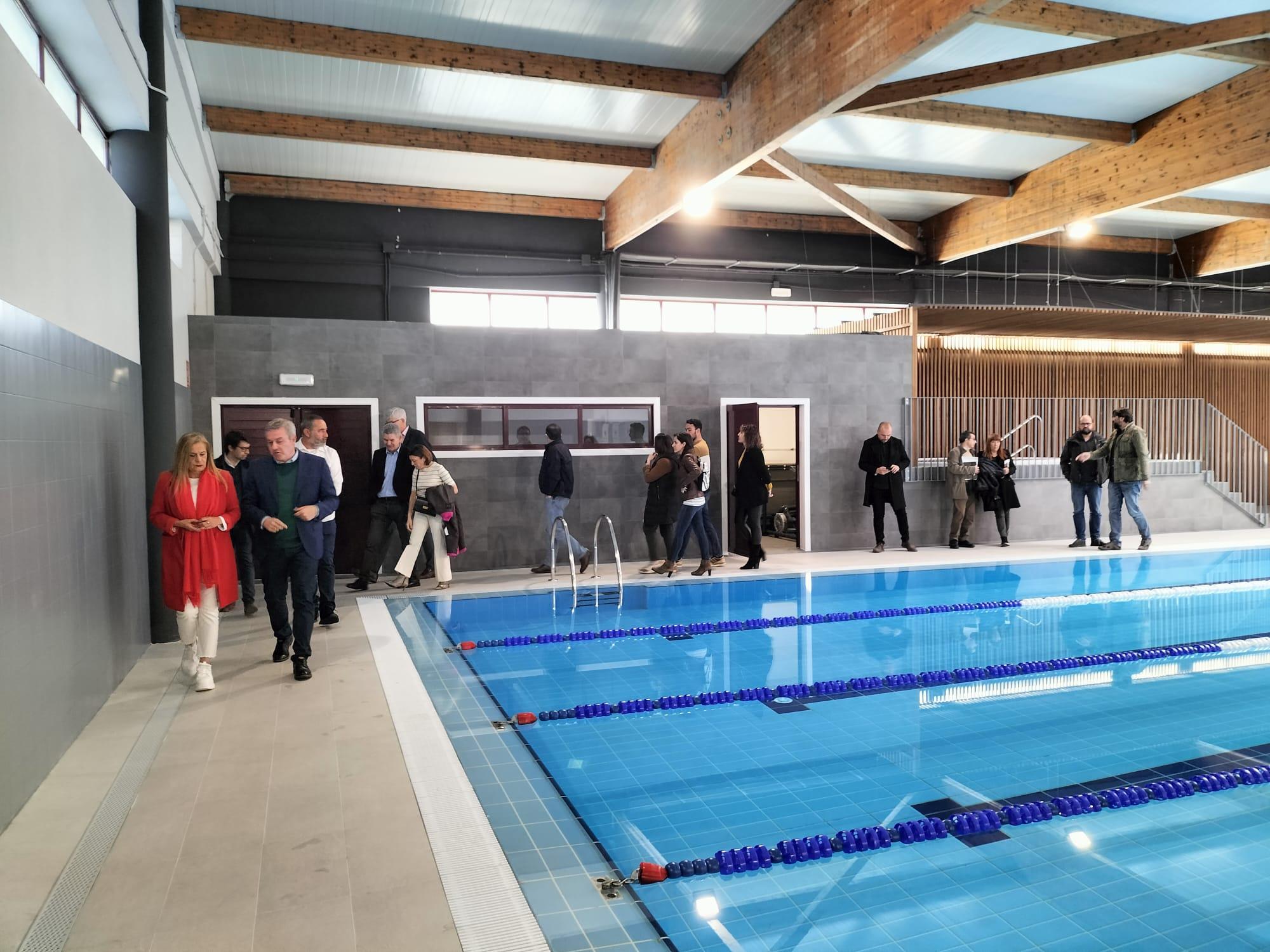 A Presidenta da Deputación Carmela Silva inaugurou hoxe as obras de reforma da piscina climatizada
