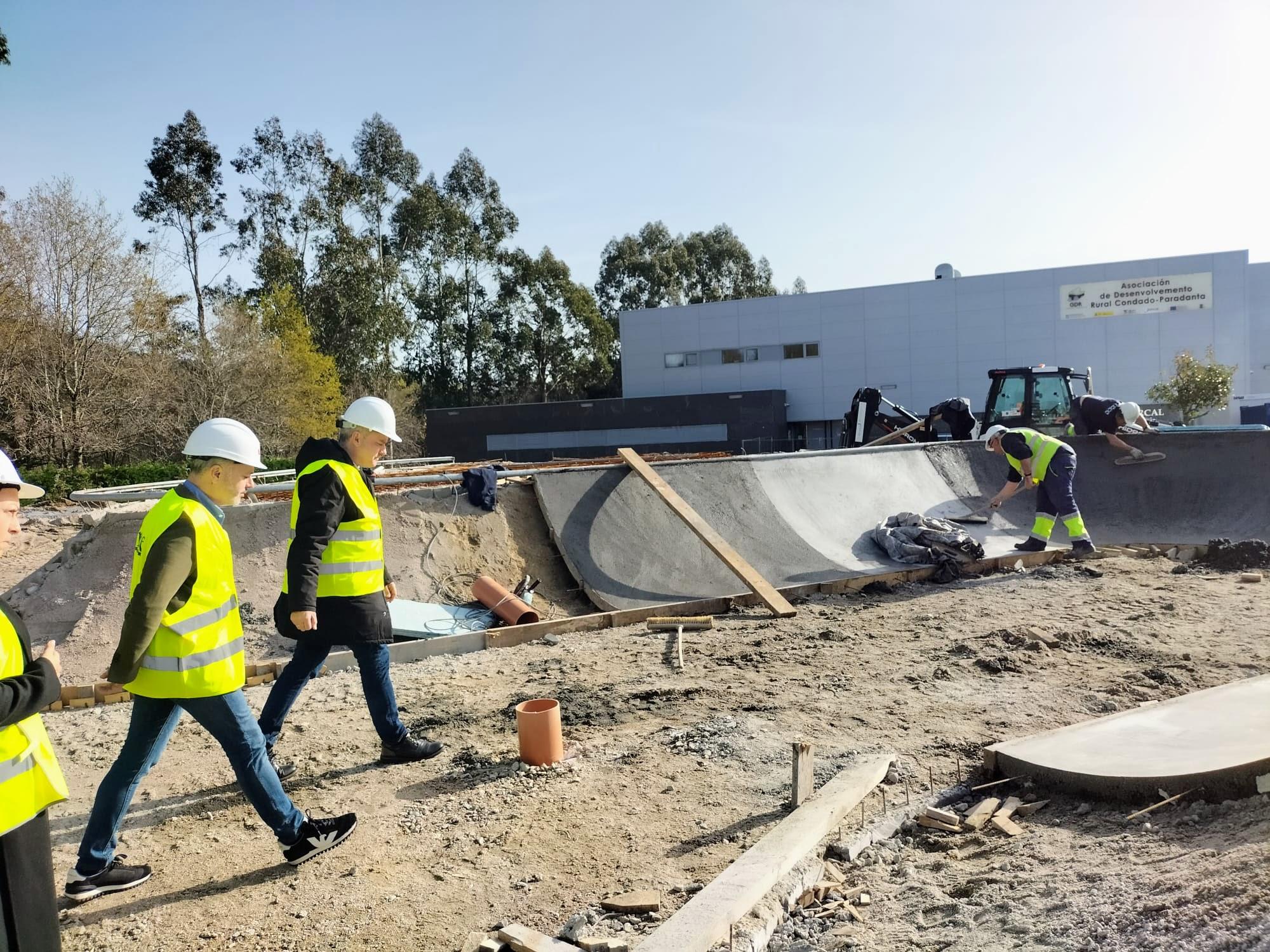 David Regades e Luis Piña visitaron esta mañá as obras de construcción das pistas de skatepark e pumptrack da Cañiza