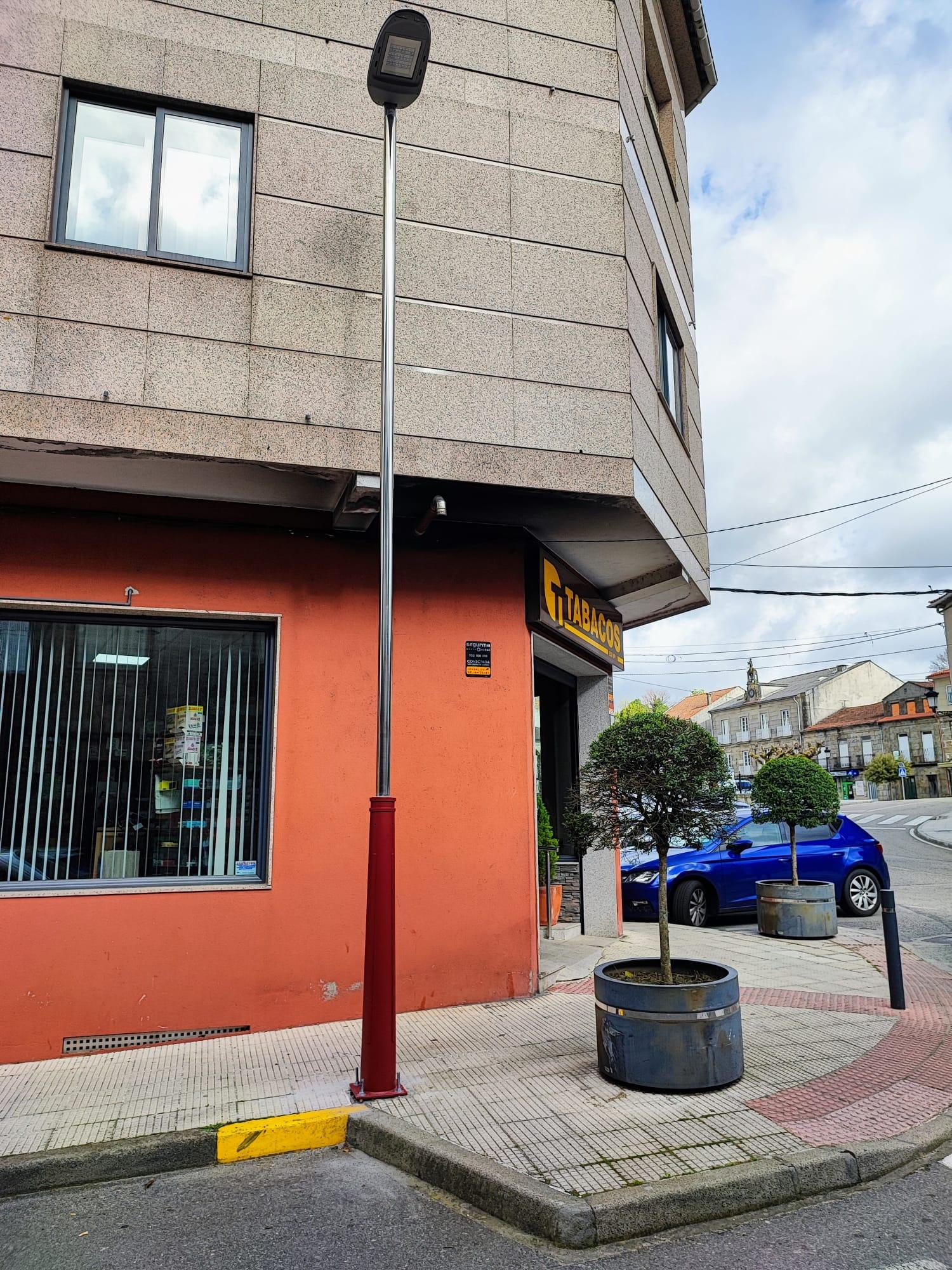 O Alcalde visita as obras de renovación do alumeado público no casco urbano da Cañiza