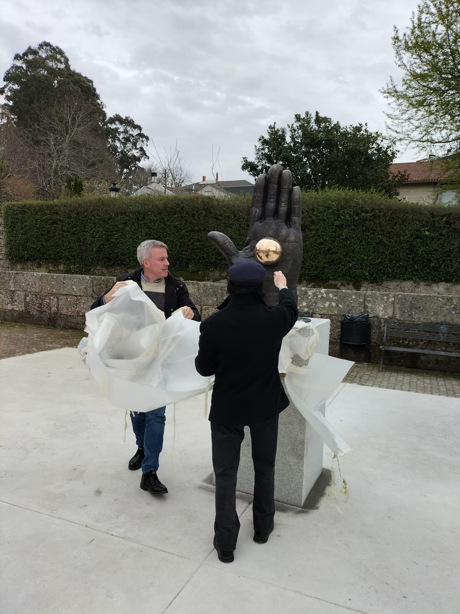 Unha nova escultura de Diego de Giráldez engrandece dende hoxe o casco urbano da Cañiza