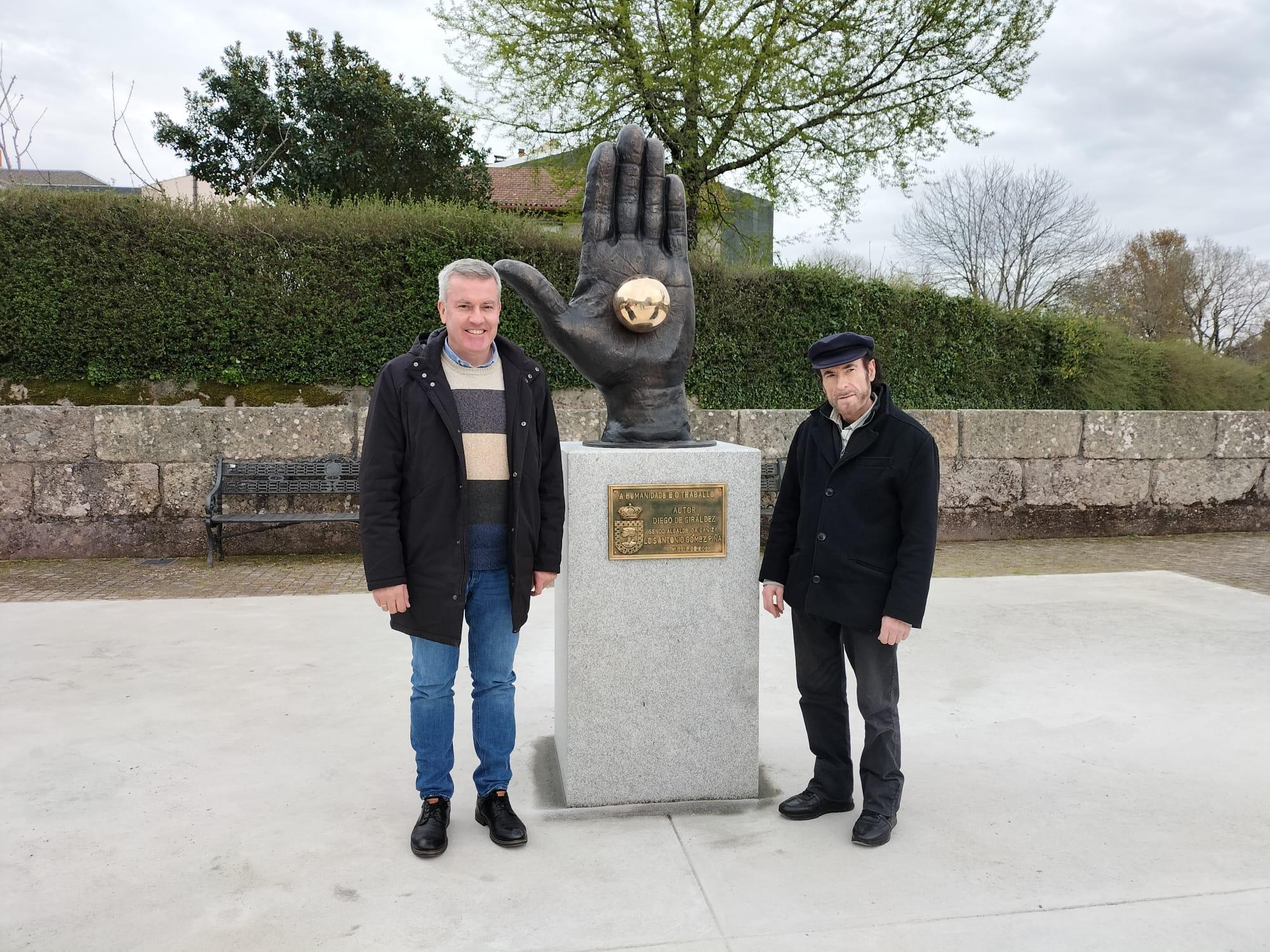 Unha nova escultura de Diego de Giráldez engrandece dende hoxe o casco urbano da Cañiza
