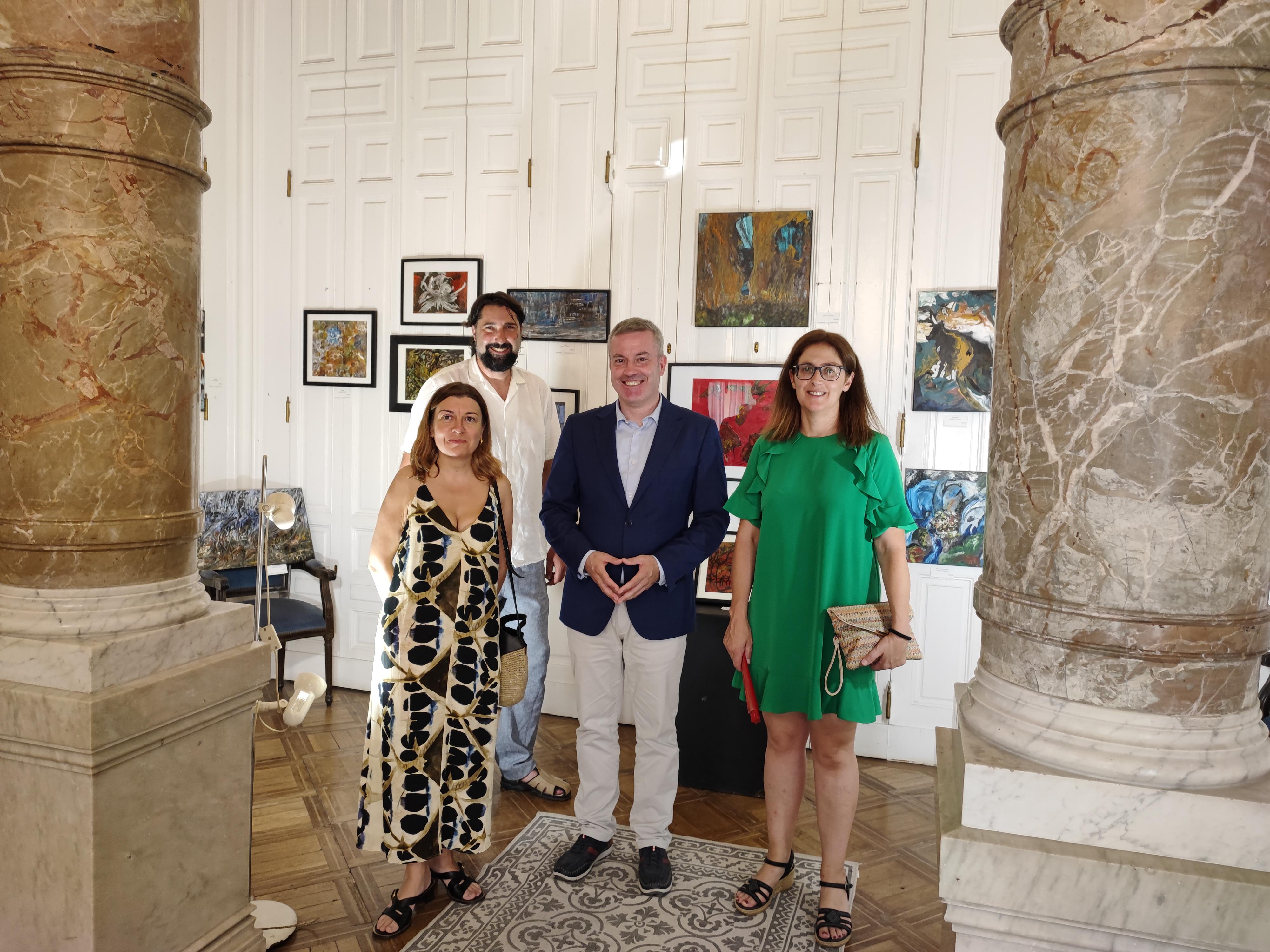 Alcalde e Concelleiros de Goberno na Sala de Exposicións do Centro Galego
