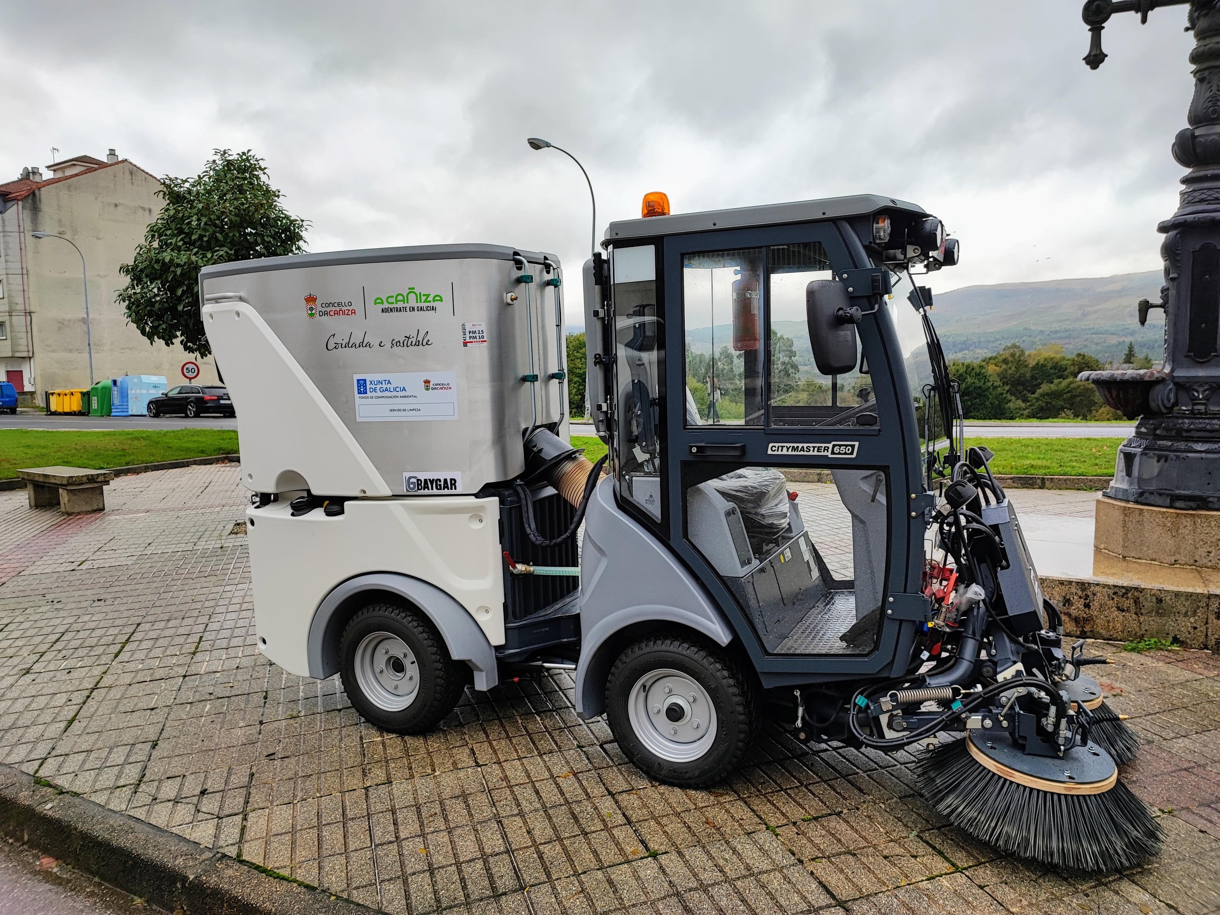 O Alcalde recepcionou esta mañá a entrega da nova máquina varredora profesional destinada ao Servizo de Limpeza do Casco Urbano